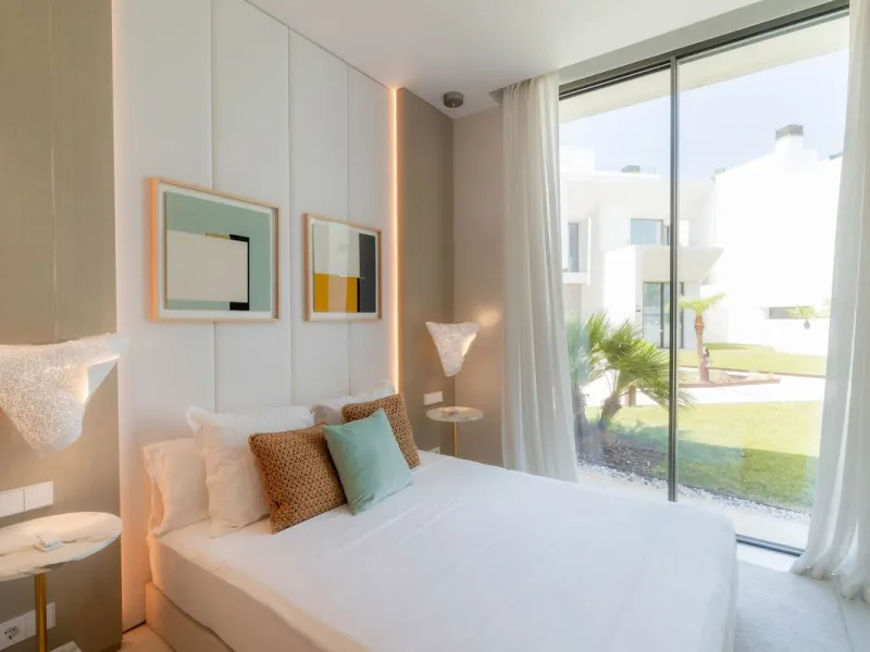We are proud to present an exceptional contemporary villa located in the heart of Nueva Andalucía, within an exclusive gated community renowned for having one of the most advanced security systems in the area, ensuring a truly private and secure living en