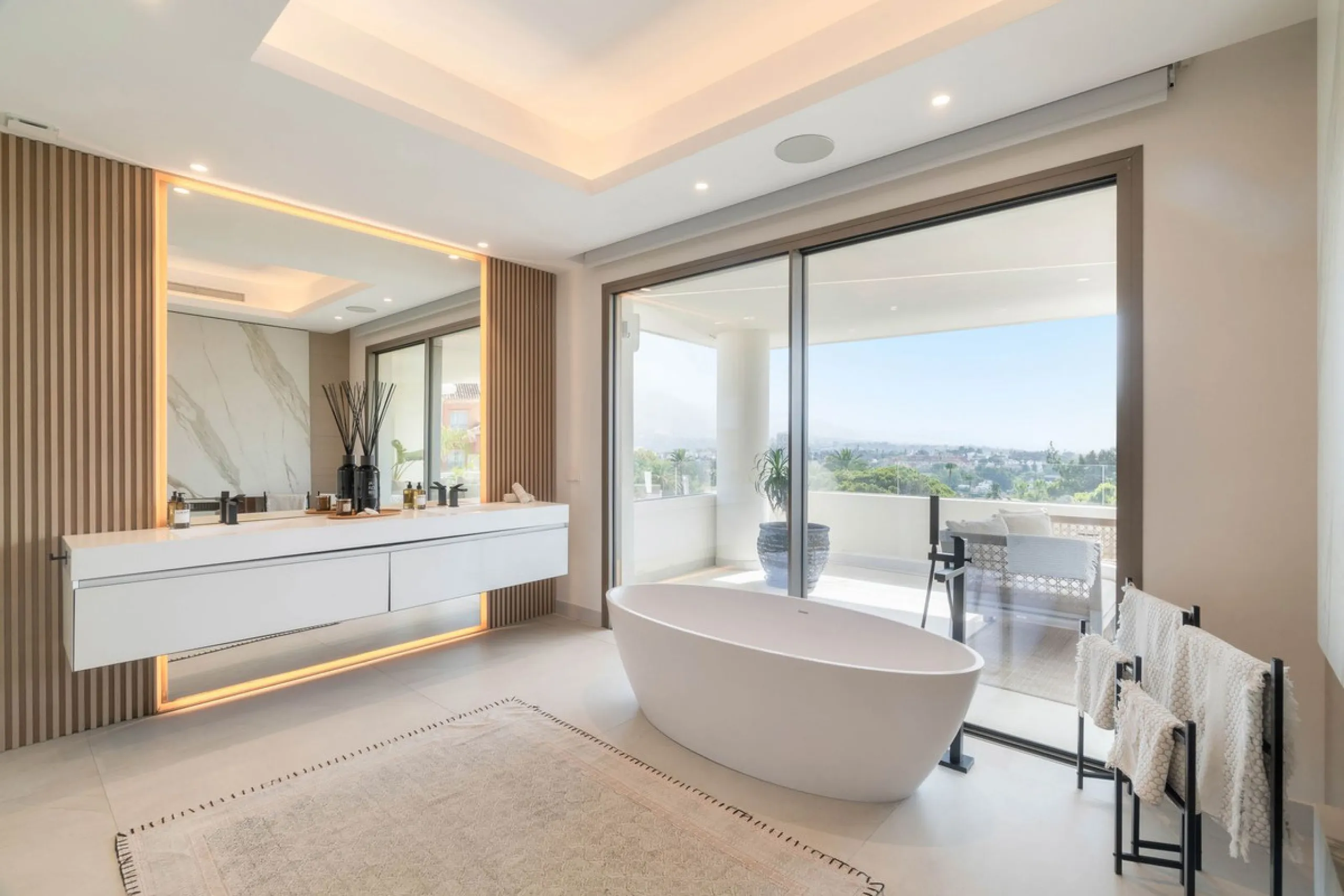 We are proud to present an exceptional contemporary villa located in the heart of Nueva Andalucía, within an exclusive gated community renowned for having one of the most advanced security systems in the area, ensuring a truly private and secure living en