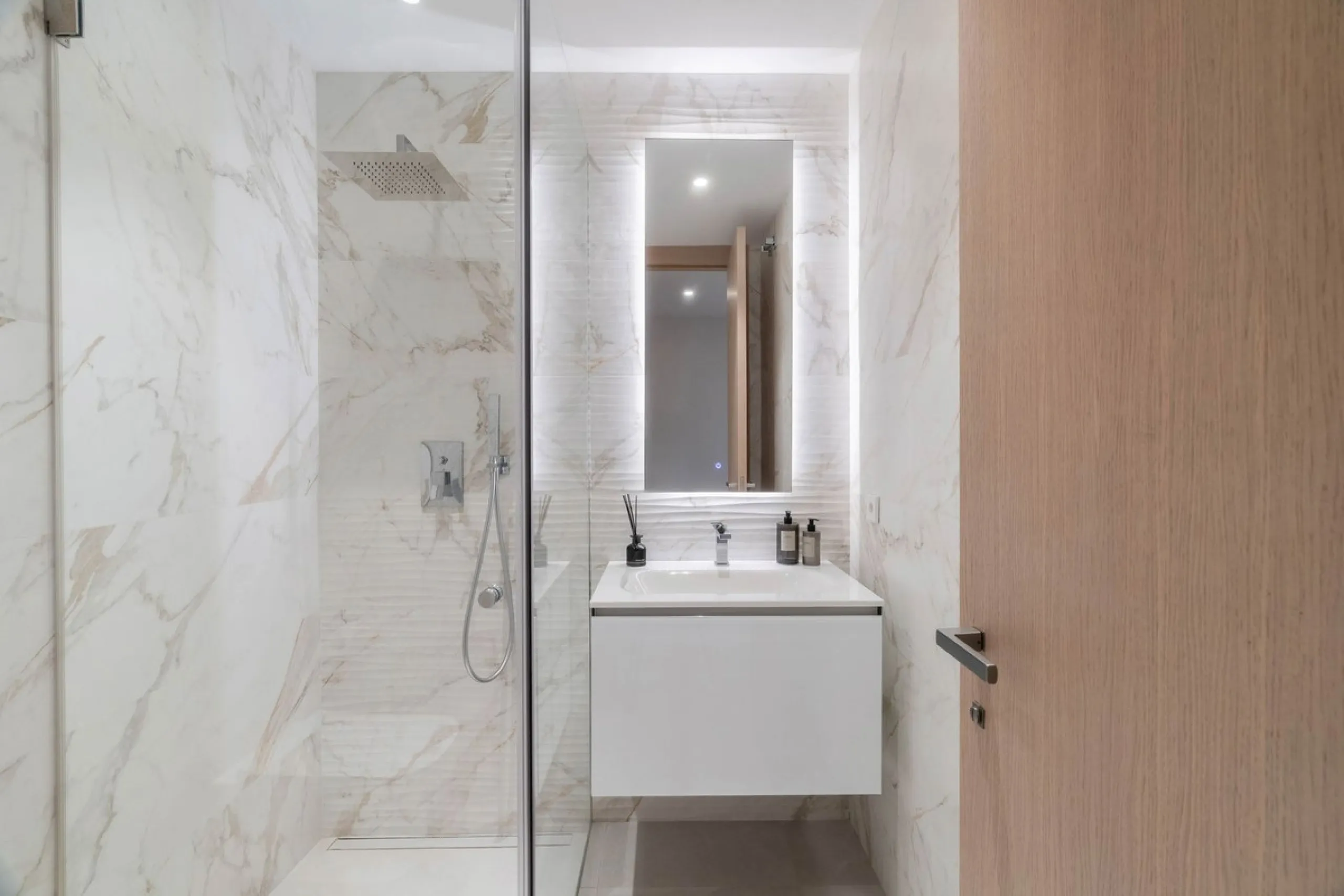 We are proud to present an exceptional contemporary villa located in the heart of Nueva Andalucía, within an exclusive gated community renowned for having one of the most advanced security systems in the area, ensuring a truly private and secure living en