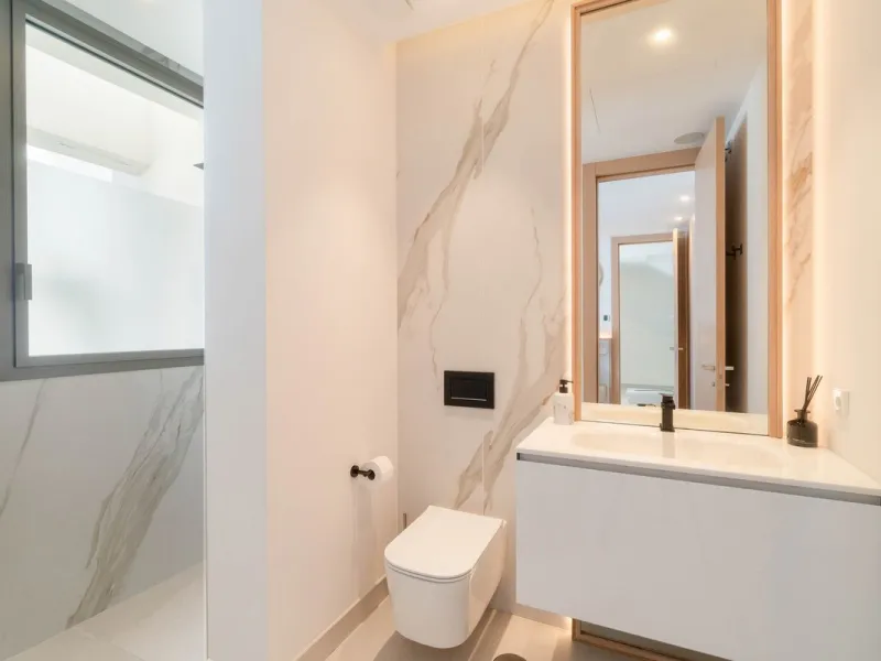 We are proud to present an exceptional contemporary villa located in the heart of Nueva Andalucía, within an exclusive gated community renowned for having one of the most advanced security systems in the area, ensuring a truly private and secure living en