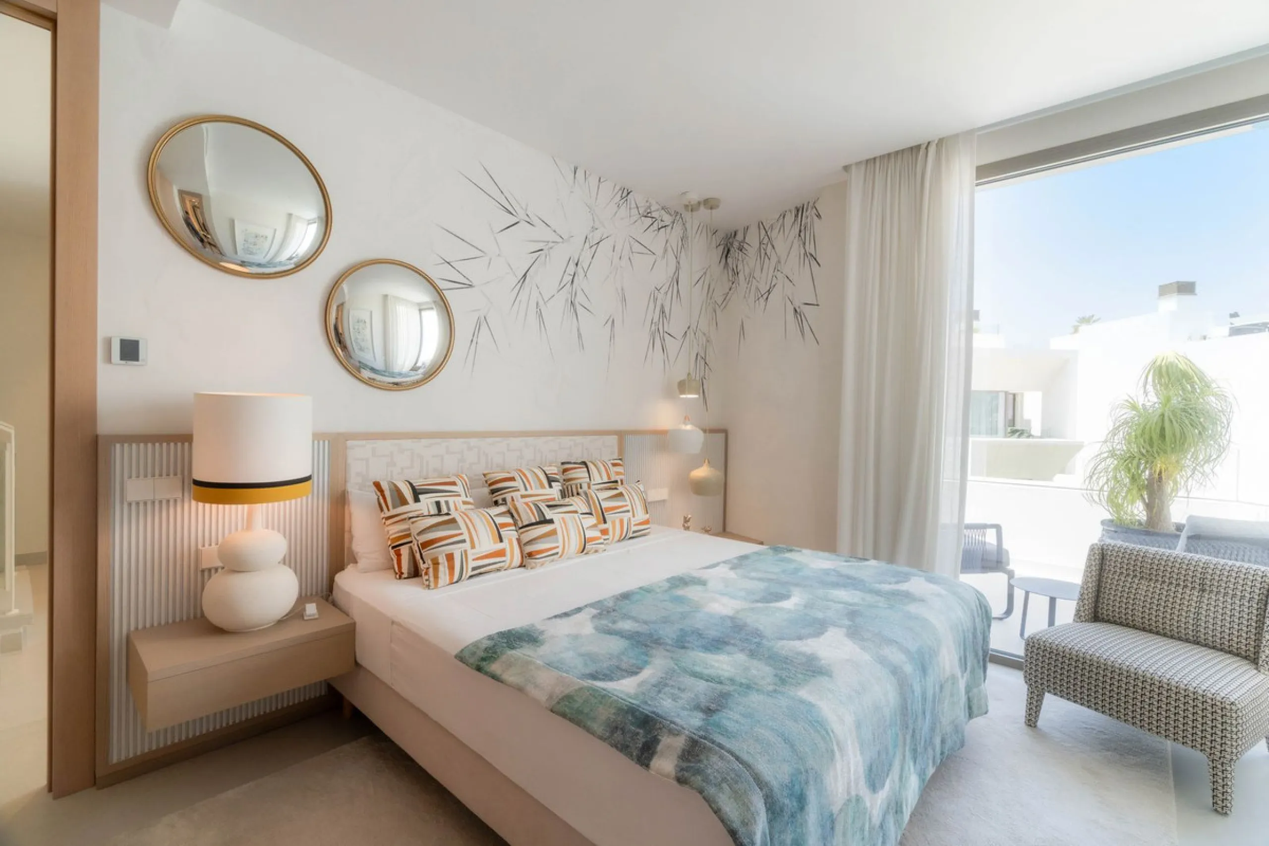 We are proud to present an exceptional contemporary villa located in the heart of Nueva Andalucía, within an exclusive gated community renowned for having one of the most advanced security systems in the area, ensuring a truly private and secure living en