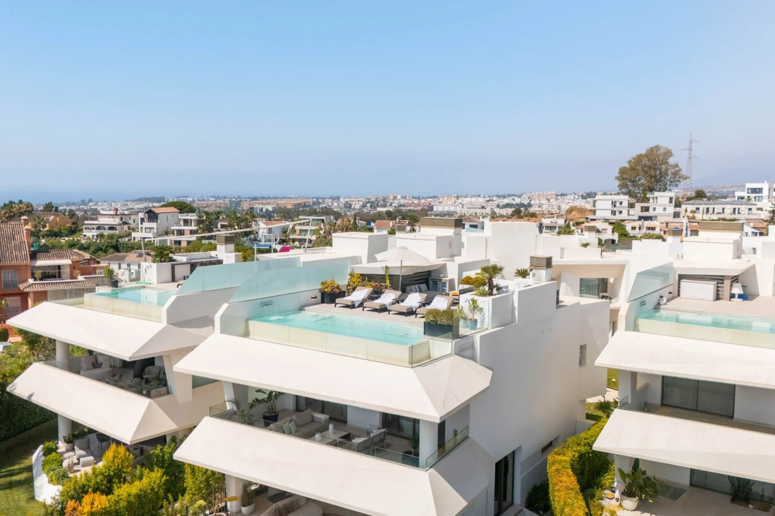 We are proud to present an exceptional contemporary villa located in the heart of Nueva Andalucía, within an exclusive gated community renowned for having one of the most advanced security systems in the area, ensuring a truly private and secure living en