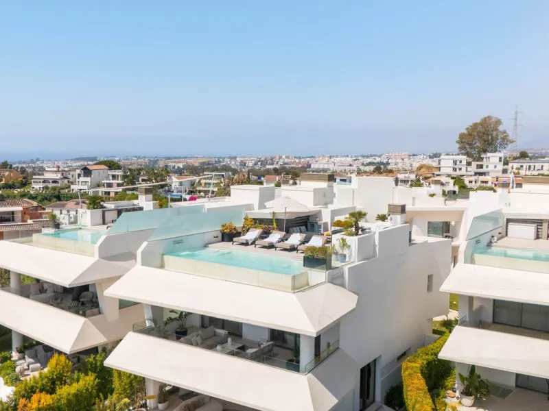 We are proud to present an exceptional contemporary villa located in the heart of Nueva Andalucía, within an exclusive gated community renowned for having one of the most advanced security systems in the area, ensuring a truly private and secure living en