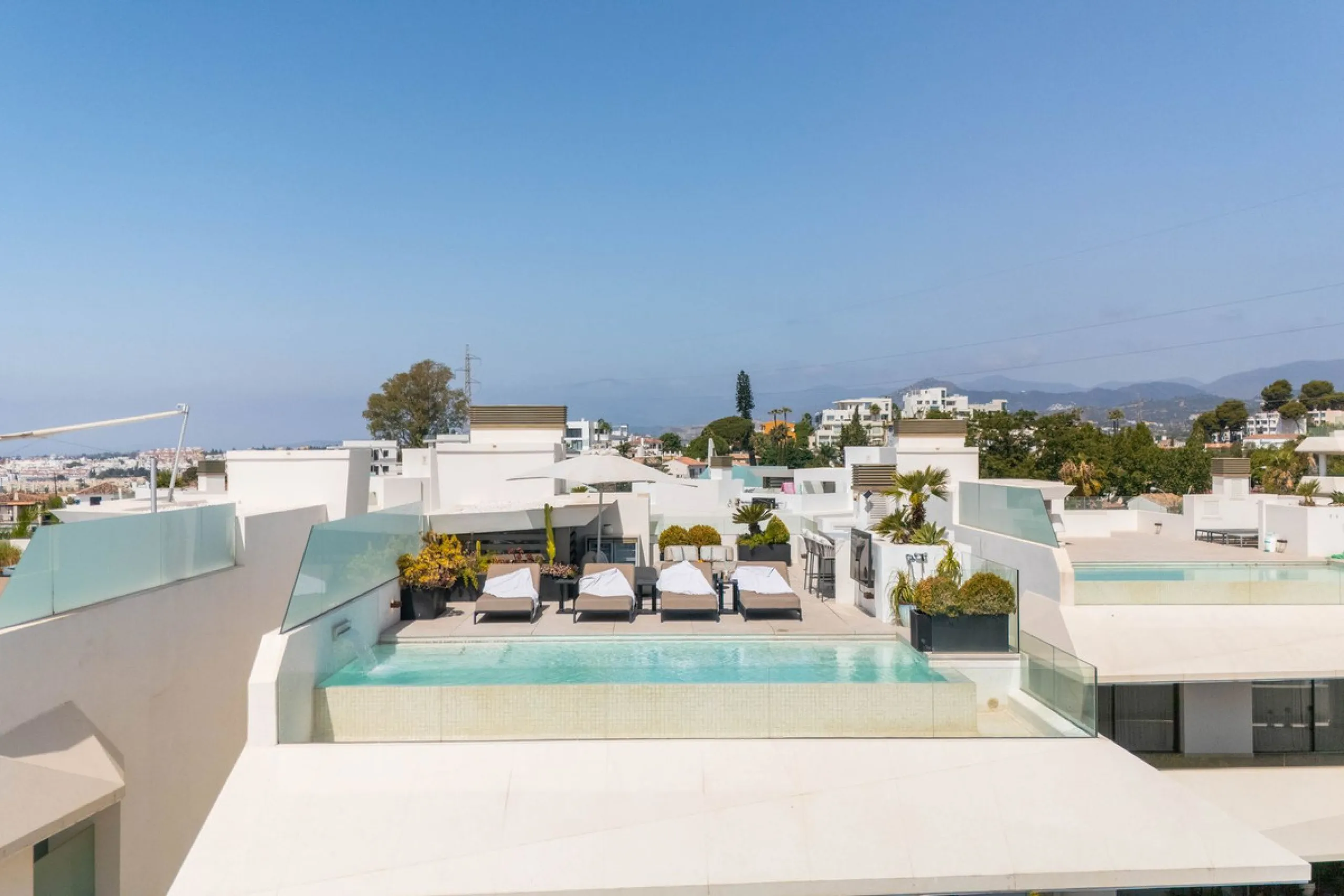 We are proud to present an exceptional contemporary villa located in the heart of Nueva Andalucía, within an exclusive gated community renowned for having one of the most advanced security systems in the area, ensuring a truly private and secure living en