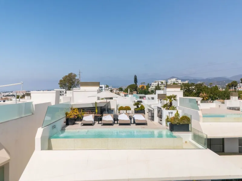 We are proud to present an exceptional contemporary villa located in the heart of Nueva Andalucía, within an exclusive gated community renowned for having one of the most advanced security systems in the area, ensuring a truly private and secure living en