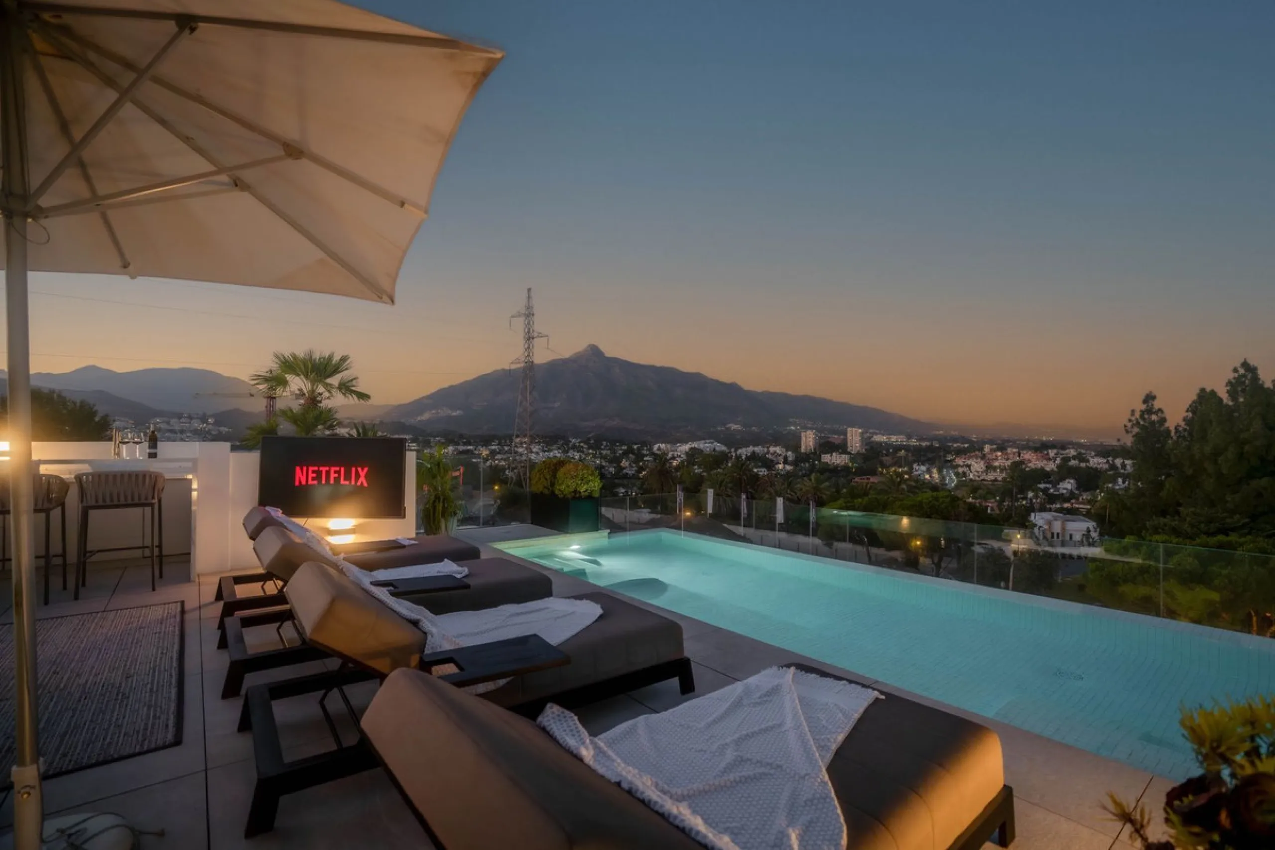 We are proud to present an exceptional contemporary villa located in the heart of Nueva Andalucía, within an exclusive gated community renowned for having one of the most advanced security systems in the area, ensuring a truly private and secure living en