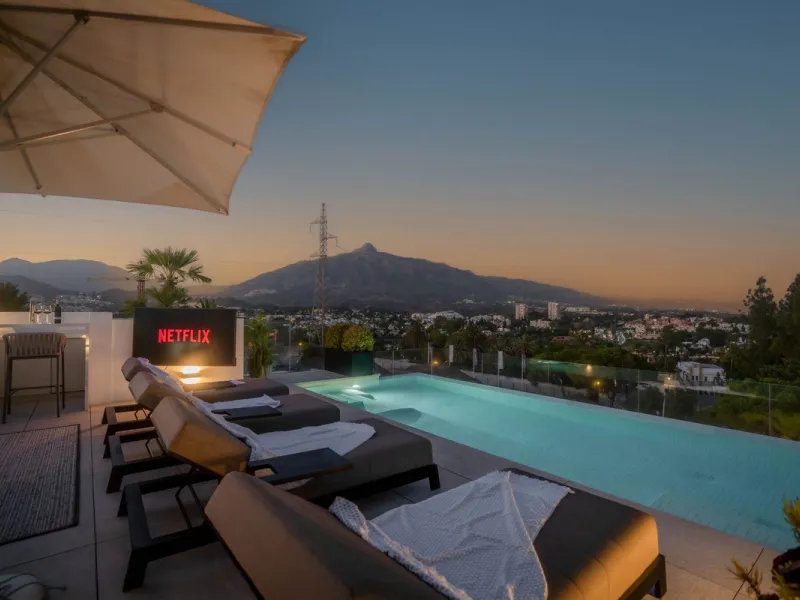 We are proud to present an exceptional contemporary villa located in the heart of Nueva Andalucía, within an exclusive gated community renowned for having one of the most advanced security systems in the area, ensuring a truly private and secure living en