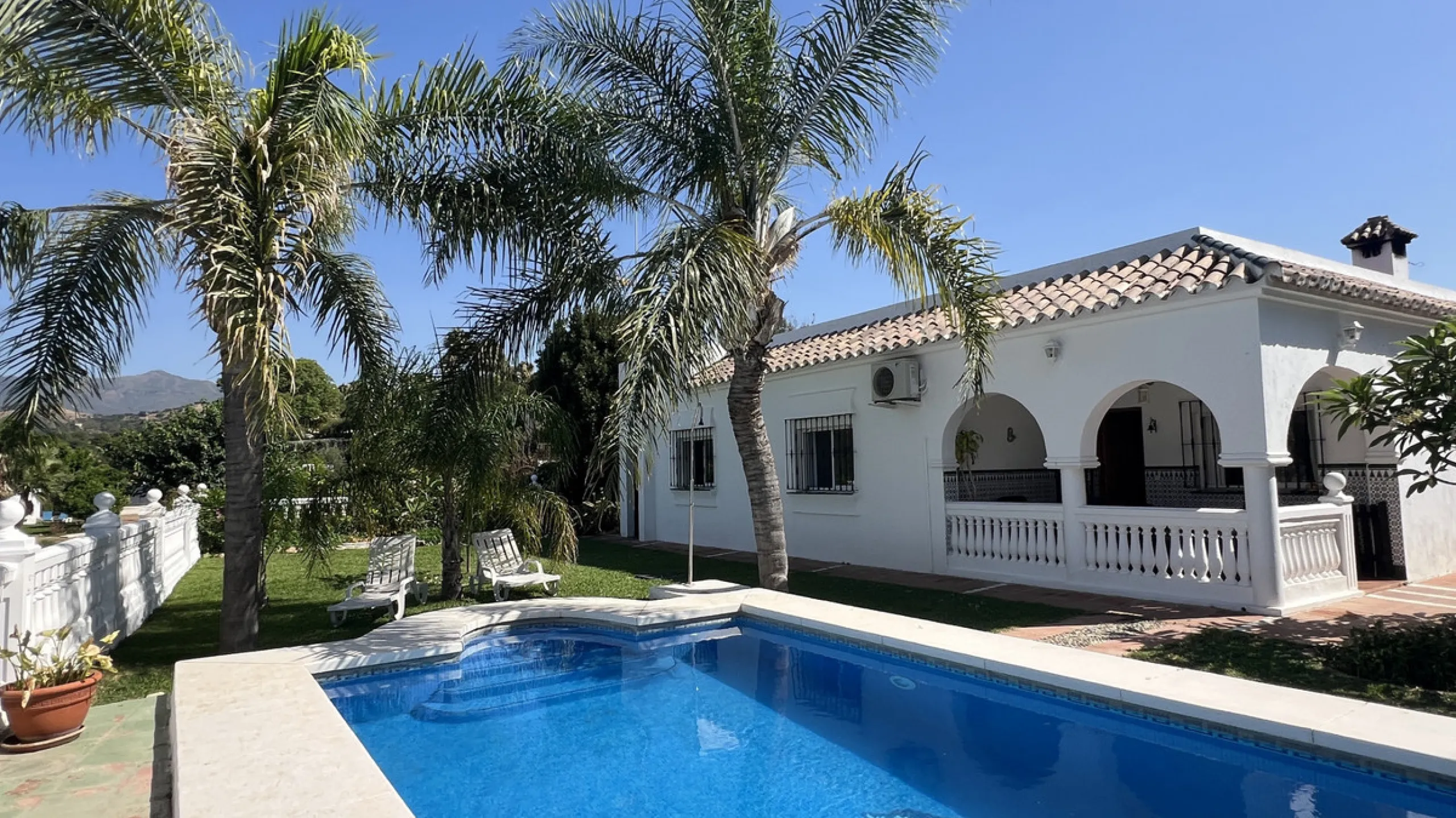 Tucked away in the peaceful El Velerín area of Estepona's prestigious New Golden Mile, this delightful detached villa offers the perfect blend of rustic charm, comfort and outdoor living.
