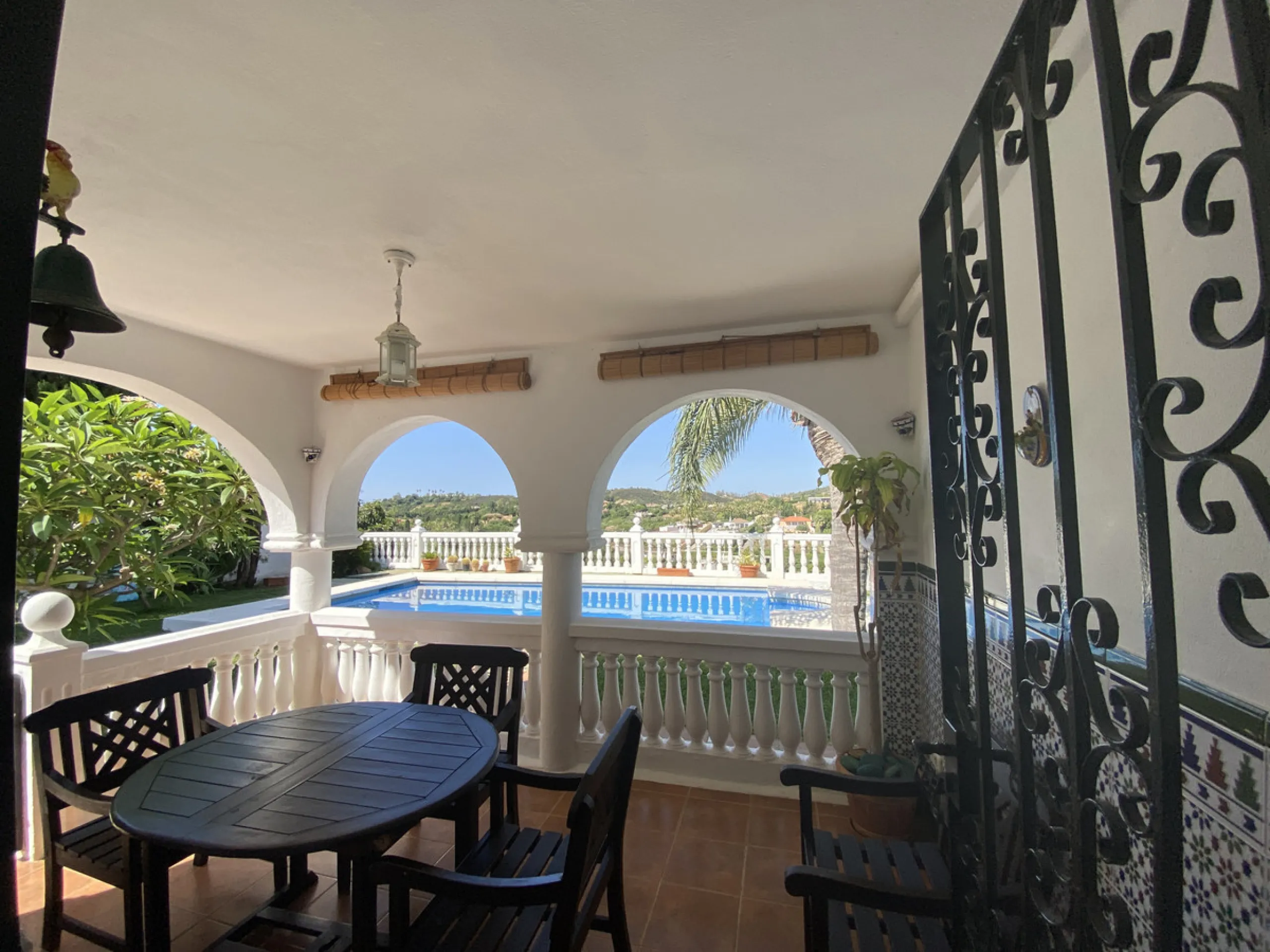 Tucked away in the peaceful El Velerín area of Estepona's prestigious New Golden Mile, this delightful detached villa offers the perfect blend of rustic charm, comfort and outdoor living.