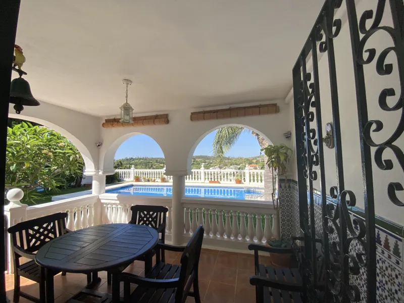 Tucked away in the peaceful El Velerín area of Estepona's prestigious New Golden Mile, this delightful detached villa offers the perfect blend of rustic charm, comfort and outdoor living.