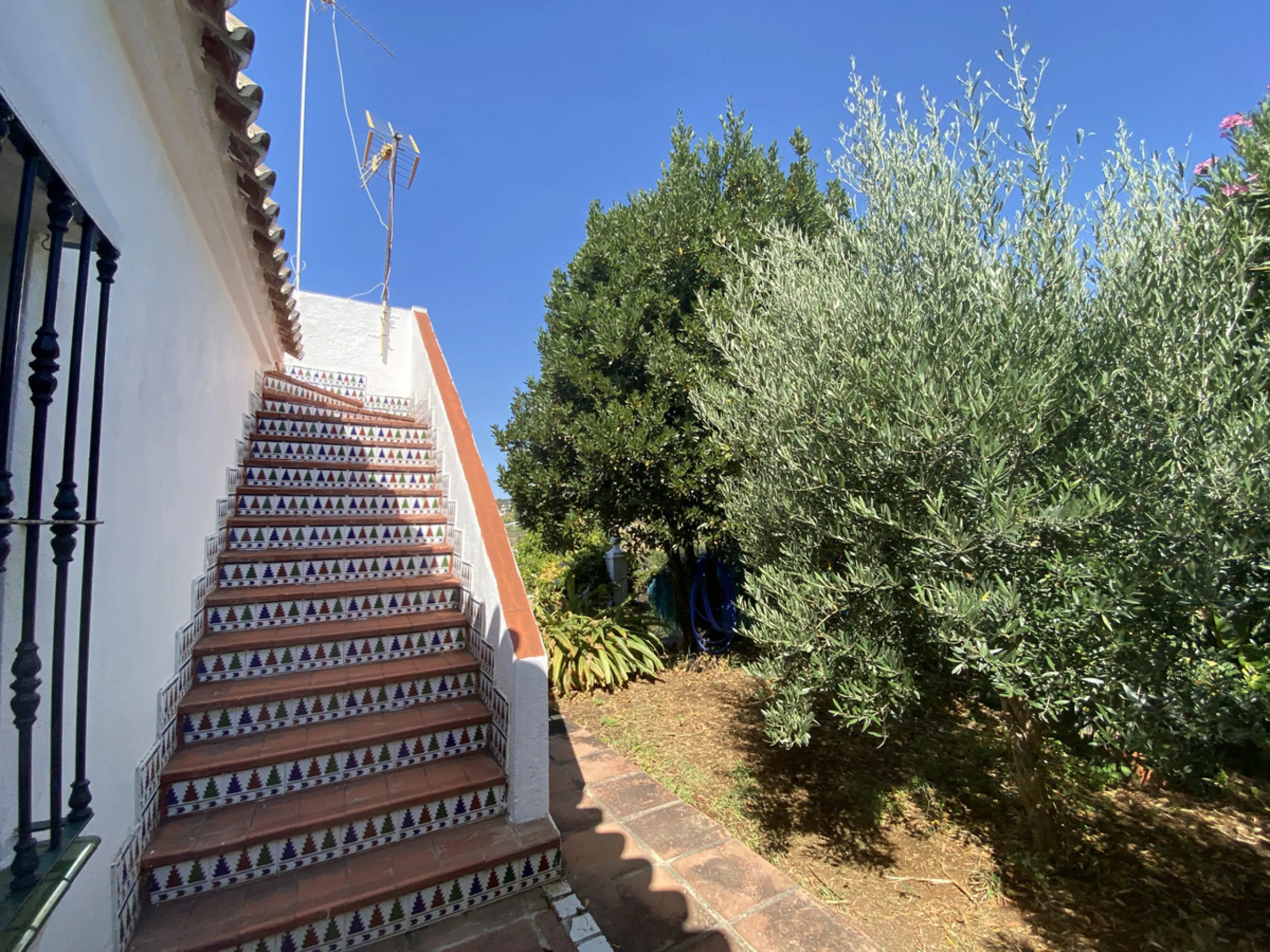 Tucked away in the peaceful El Velerín area of Estepona's prestigious New Golden Mile, this delightful detached villa offers the perfect blend of rustic charm, comfort and outdoor living.