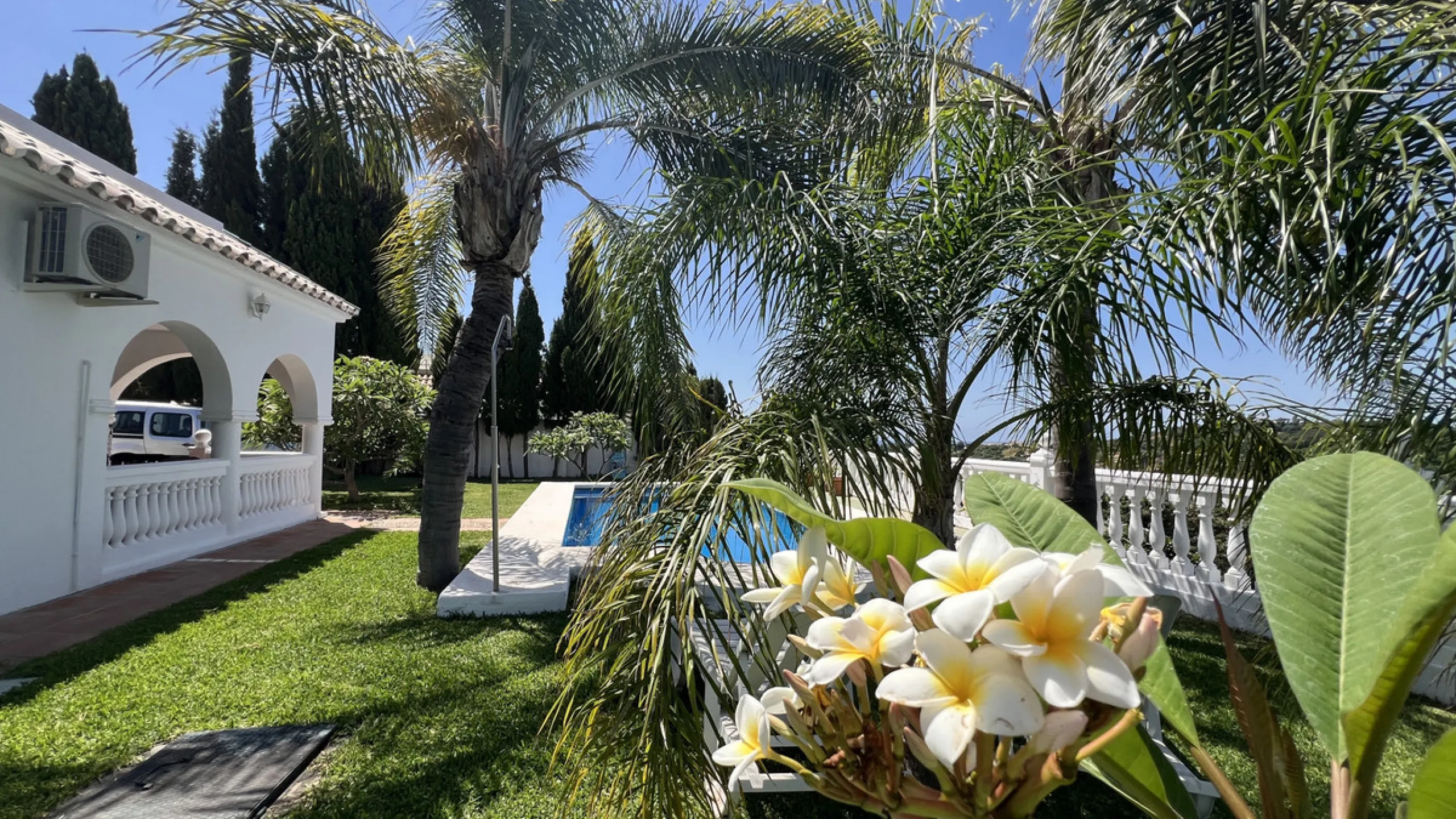 Tucked away in the peaceful El Velerín area of Estepona's prestigious New Golden Mile, this delightful detached villa offers the perfect blend of rustic charm, comfort and outdoor living.