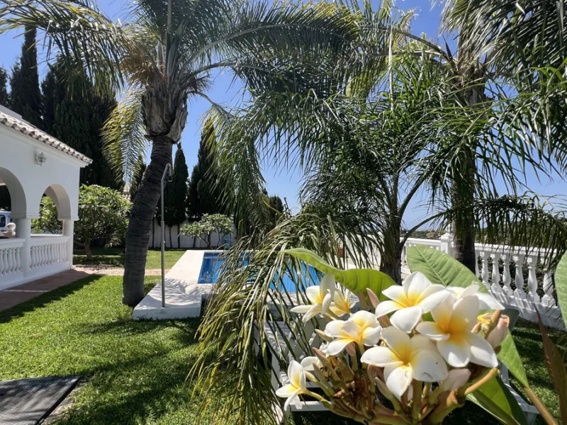 Tucked away in the peaceful El Velerín area of Estepona's prestigious New Golden Mile, this delightful detached villa offers the perfect blend of rustic charm, comfort and outdoor living.