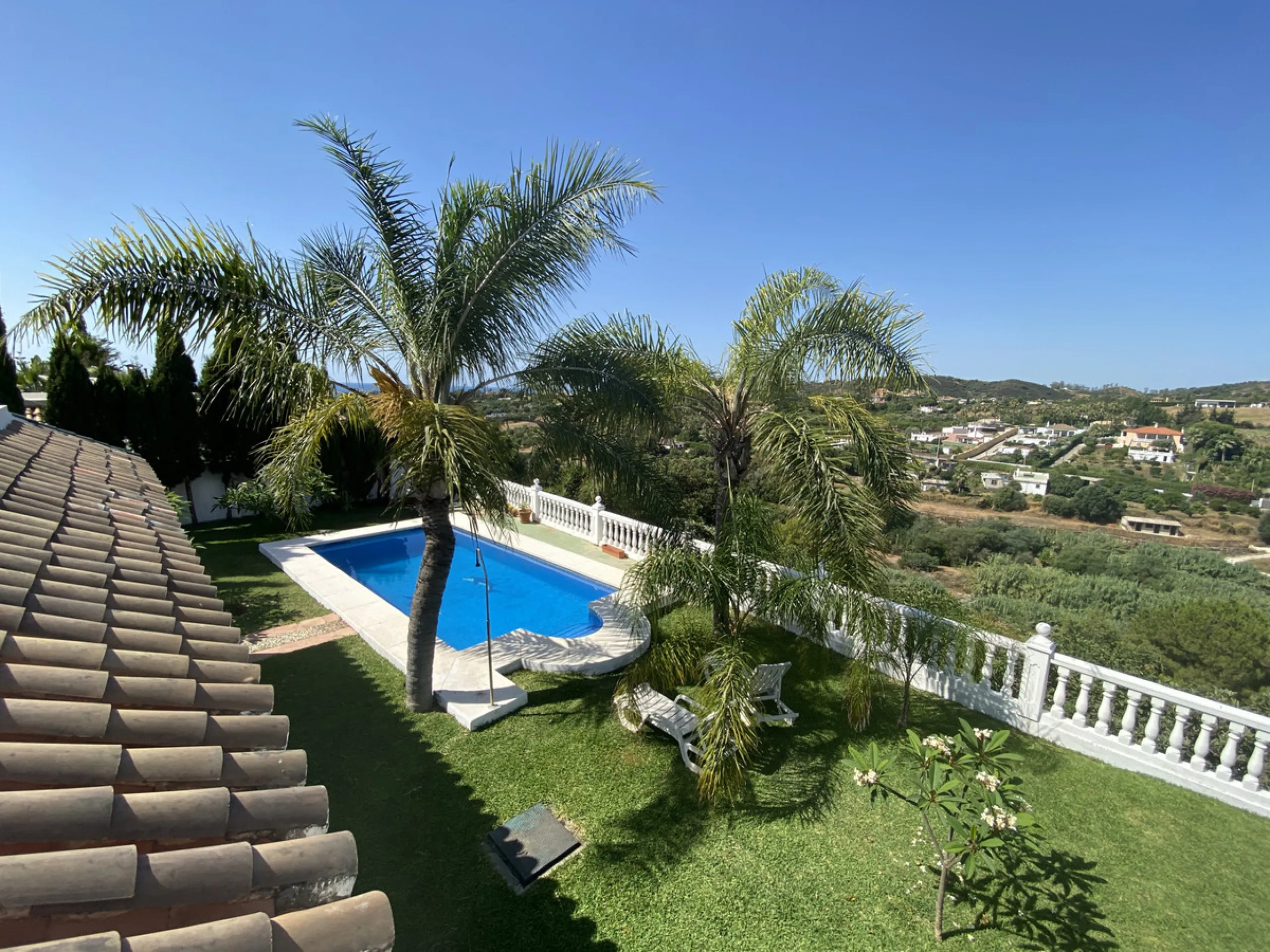 Tucked away in the peaceful El Velerín area of Estepona's prestigious New Golden Mile, this delightful detached villa offers the perfect blend of rustic charm, comfort and outdoor living.