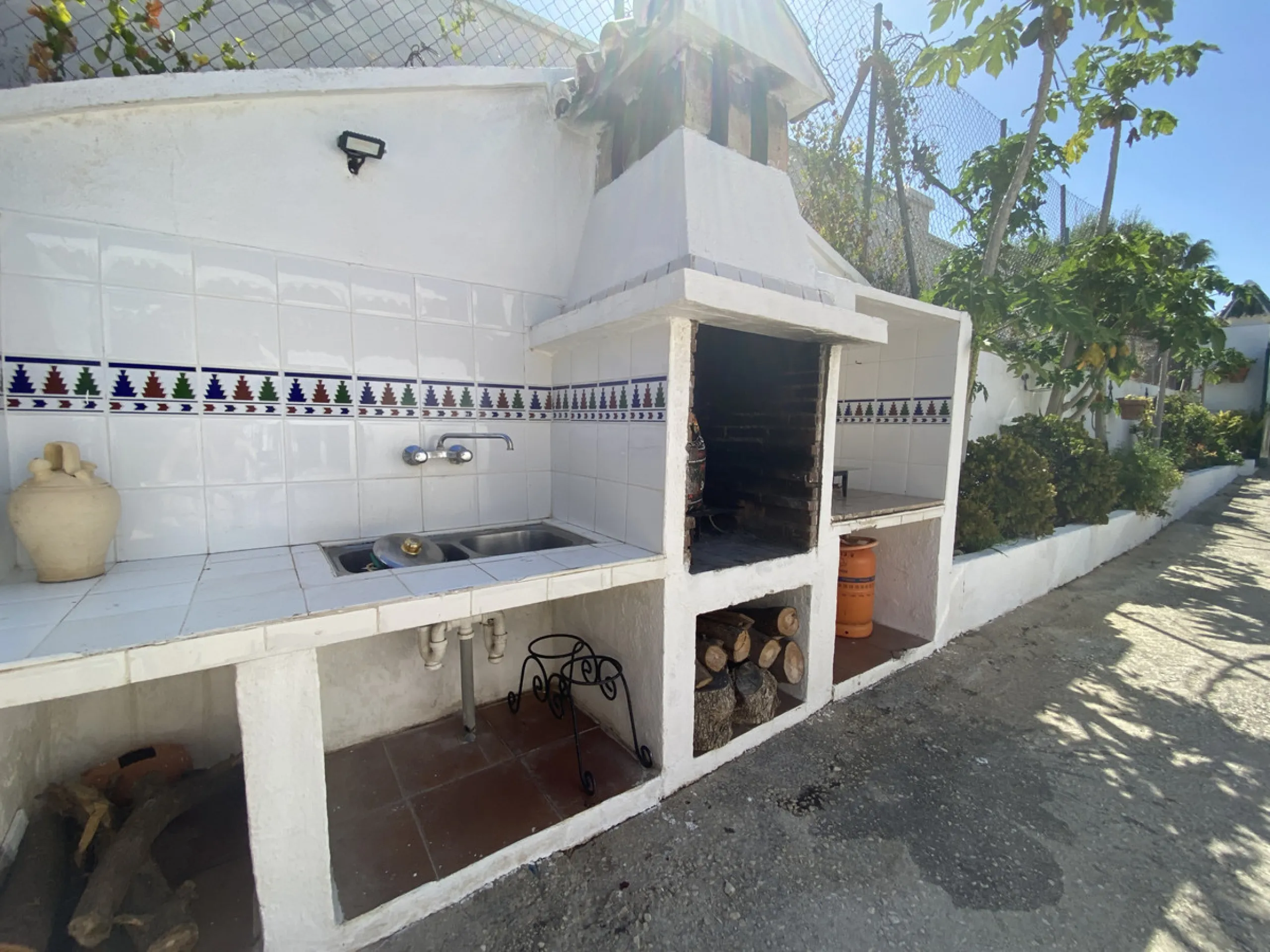 Tucked away in the peaceful El Velerín area of Estepona's prestigious New Golden Mile, this delightful detached villa offers the perfect blend of rustic charm, comfort and outdoor living.