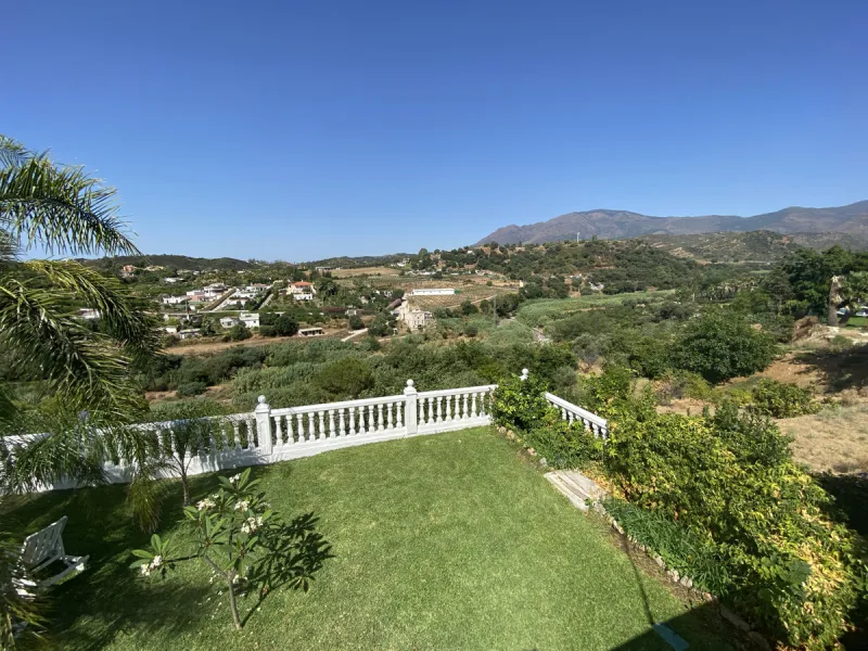 Tucked away in the peaceful El Velerín area of Estepona's prestigious New Golden Mile, this delightful detached villa offers the perfect blend of rustic charm, comfort and outdoor living.