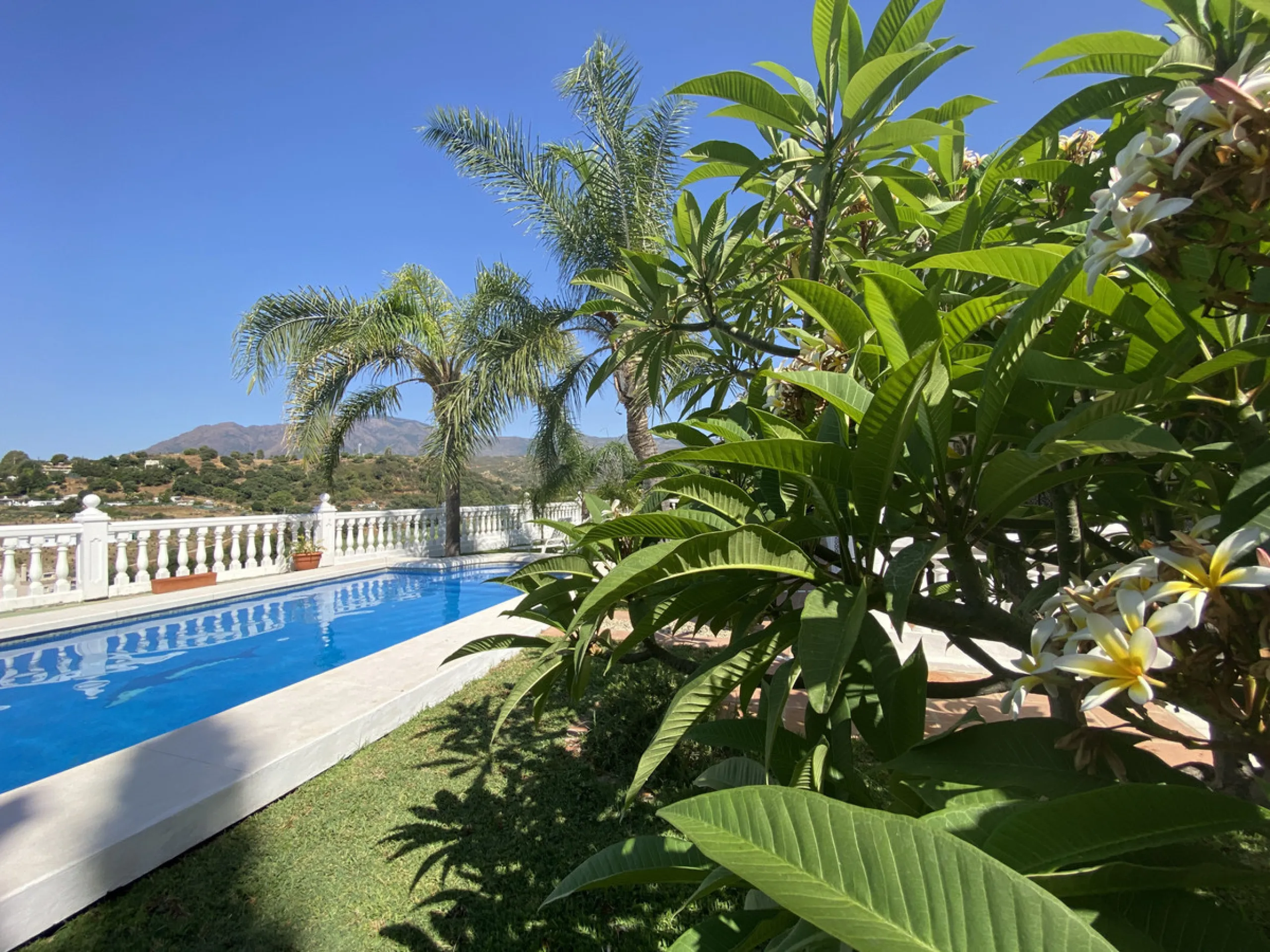 Tucked away in the peaceful El Velerín area of Estepona's prestigious New Golden Mile, this delightful detached villa offers the perfect blend of rustic charm, comfort and outdoor living.