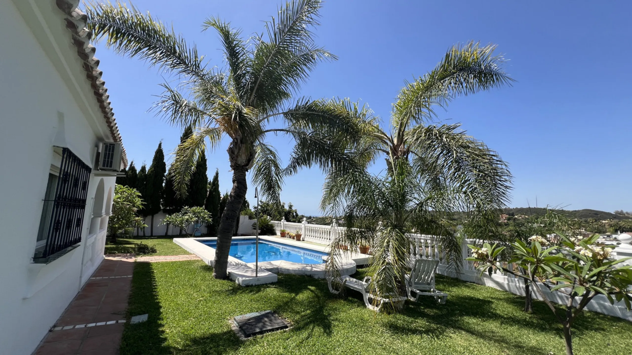 Tucked away in the peaceful El Velerín area of Estepona's prestigious New Golden Mile, this delightful detached villa offers the perfect blend of rustic charm, comfort and outdoor living.
