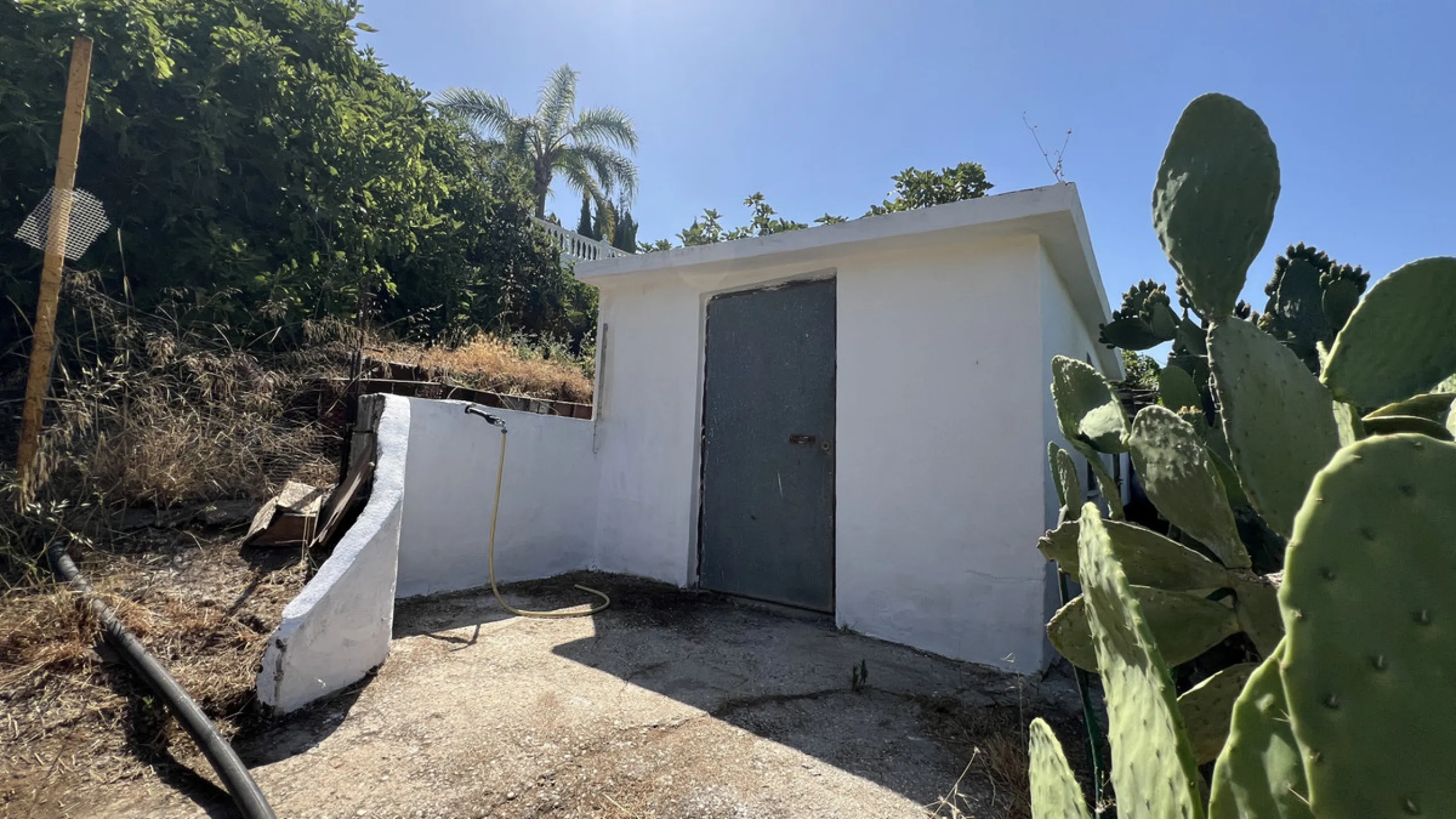 Tucked away in the peaceful El Velerín area of Estepona's prestigious New Golden Mile, this delightful detached villa offers the perfect blend of rustic charm, comfort and outdoor living.