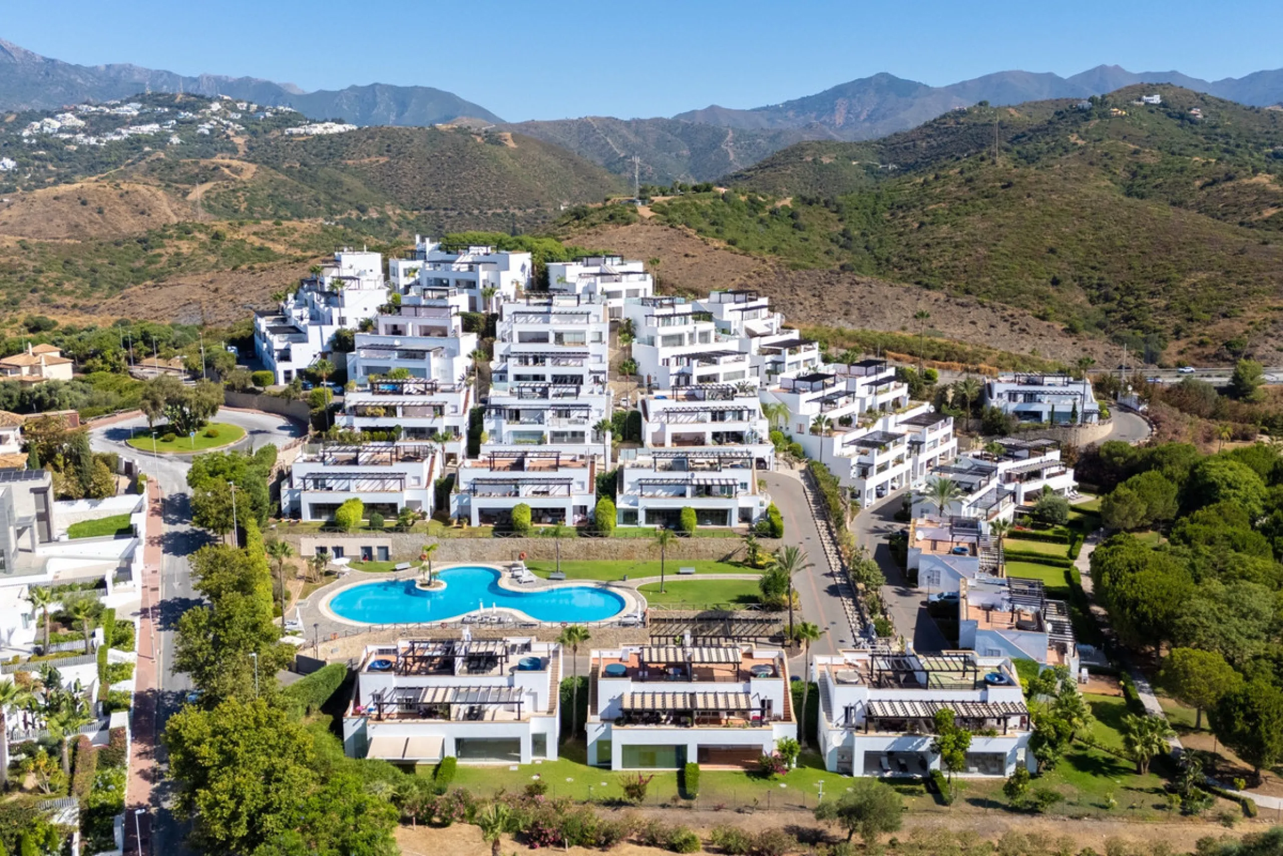Experience effortless coastal living in Townhouse Targa, a modern Mediterranean home in the heart of Marbella East. This elegant townhouse sits in a secure gated community close to golden beaches and leading golf courses. Designed across three levels, it 