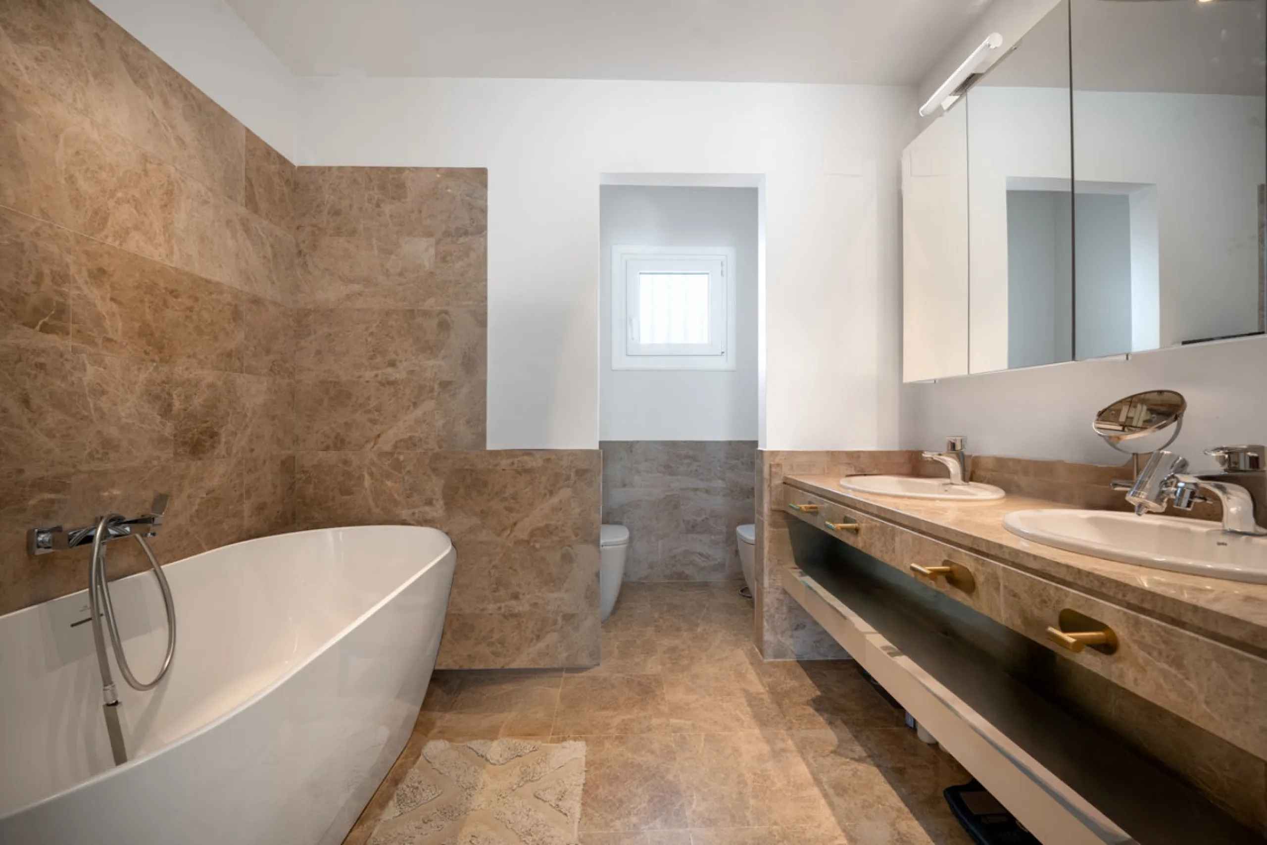 Experience effortless coastal living in Townhouse Targa, a modern Mediterranean home in the heart of Marbella East. This elegant townhouse sits in a secure gated community close to golden beaches and leading golf courses. Designed across three levels, it 