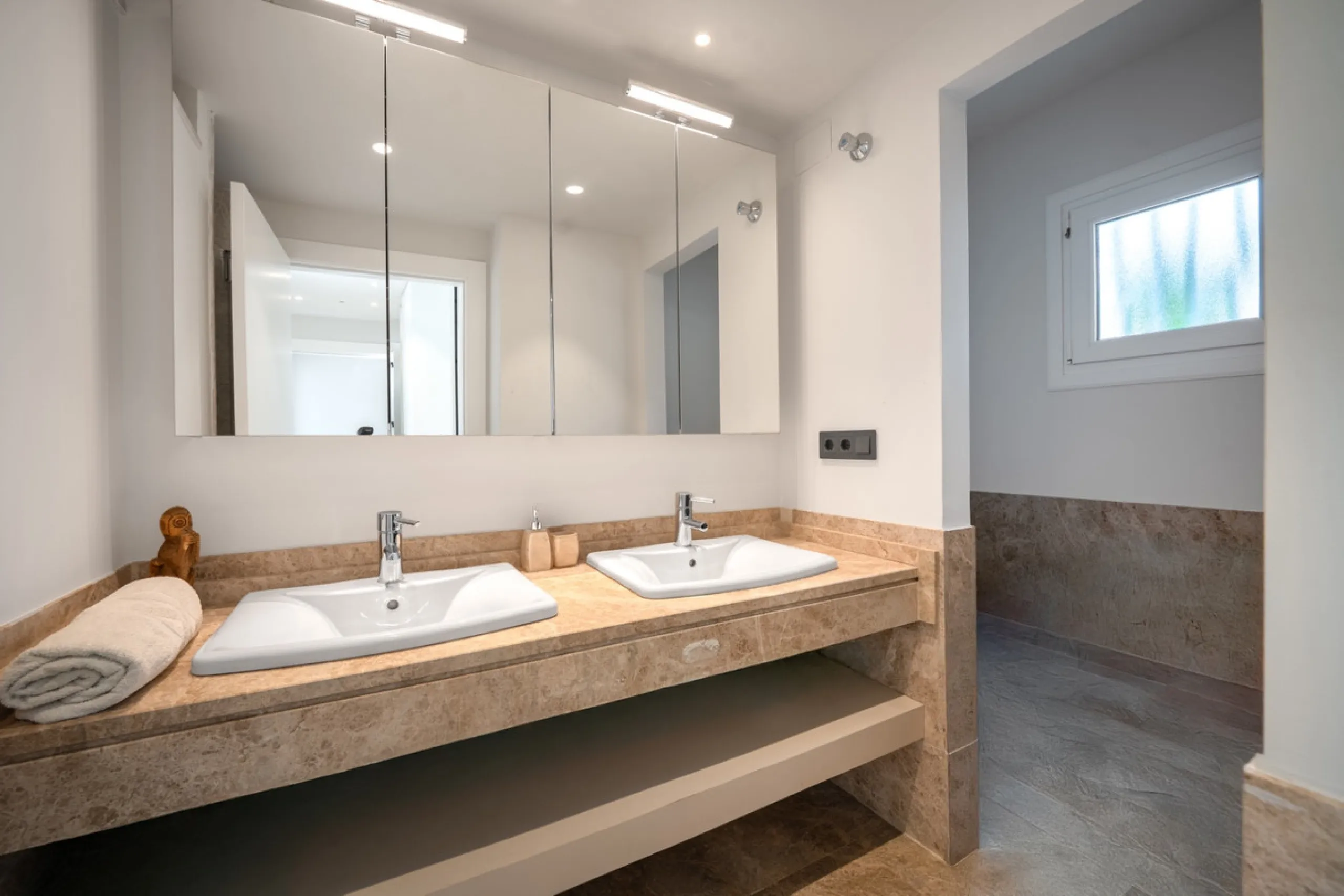 Experience effortless coastal living in Townhouse Targa, a modern Mediterranean home in the heart of Marbella East. This elegant townhouse sits in a secure gated community close to golden beaches and leading golf courses. Designed across three levels, it 