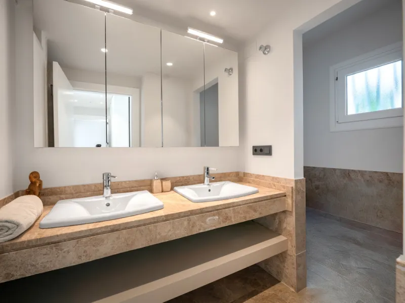 Experience effortless coastal living in Townhouse Targa, a modern Mediterranean home in the heart of Marbella East. This elegant townhouse sits in a secure gated community close to golden beaches and leading golf courses. Designed across three levels, it 