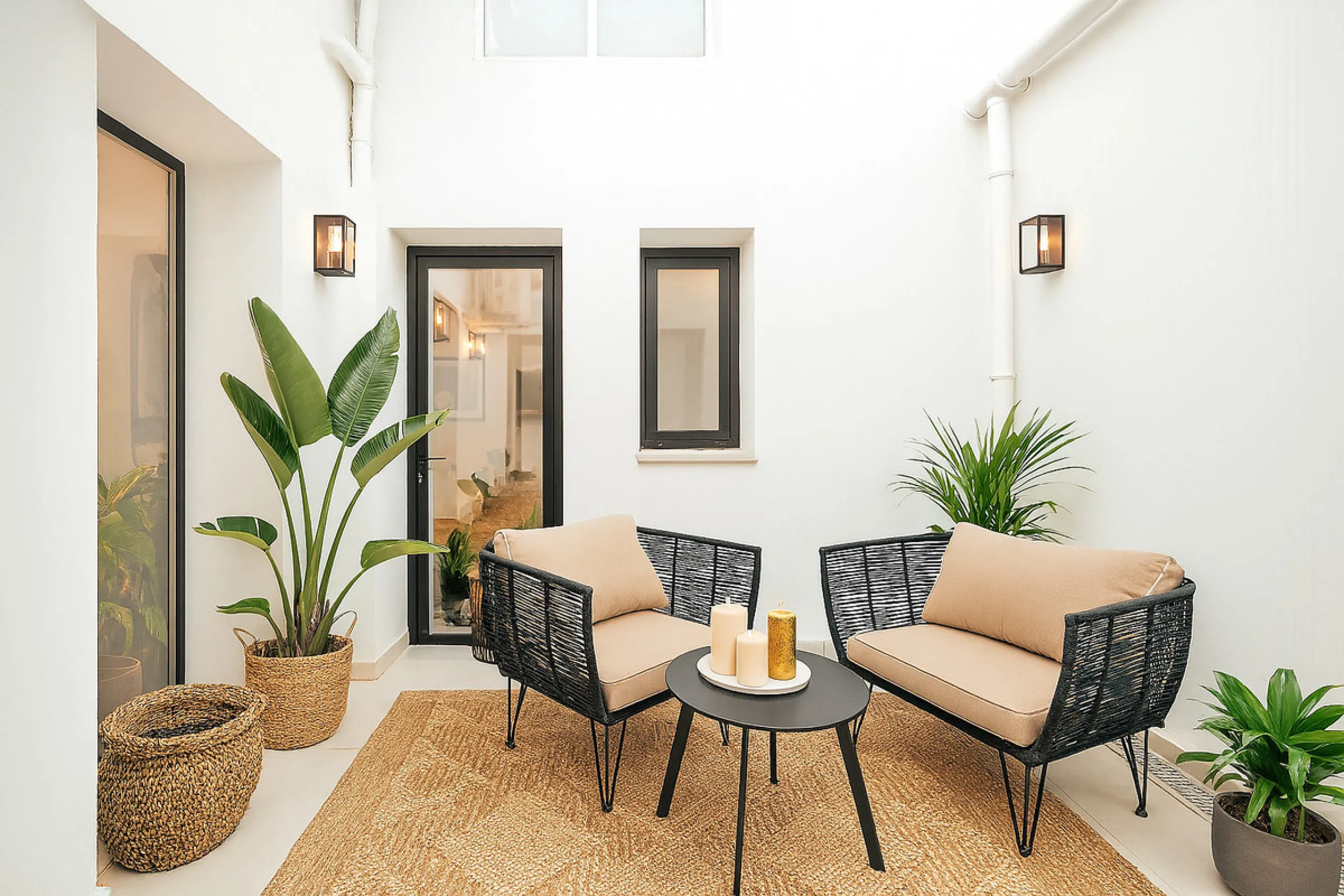 This newly refurbished apartment is located right in the heart of Estepona, in the charming historic town, full of pedestrian streets known for their colorful flower pots and poetry murals.