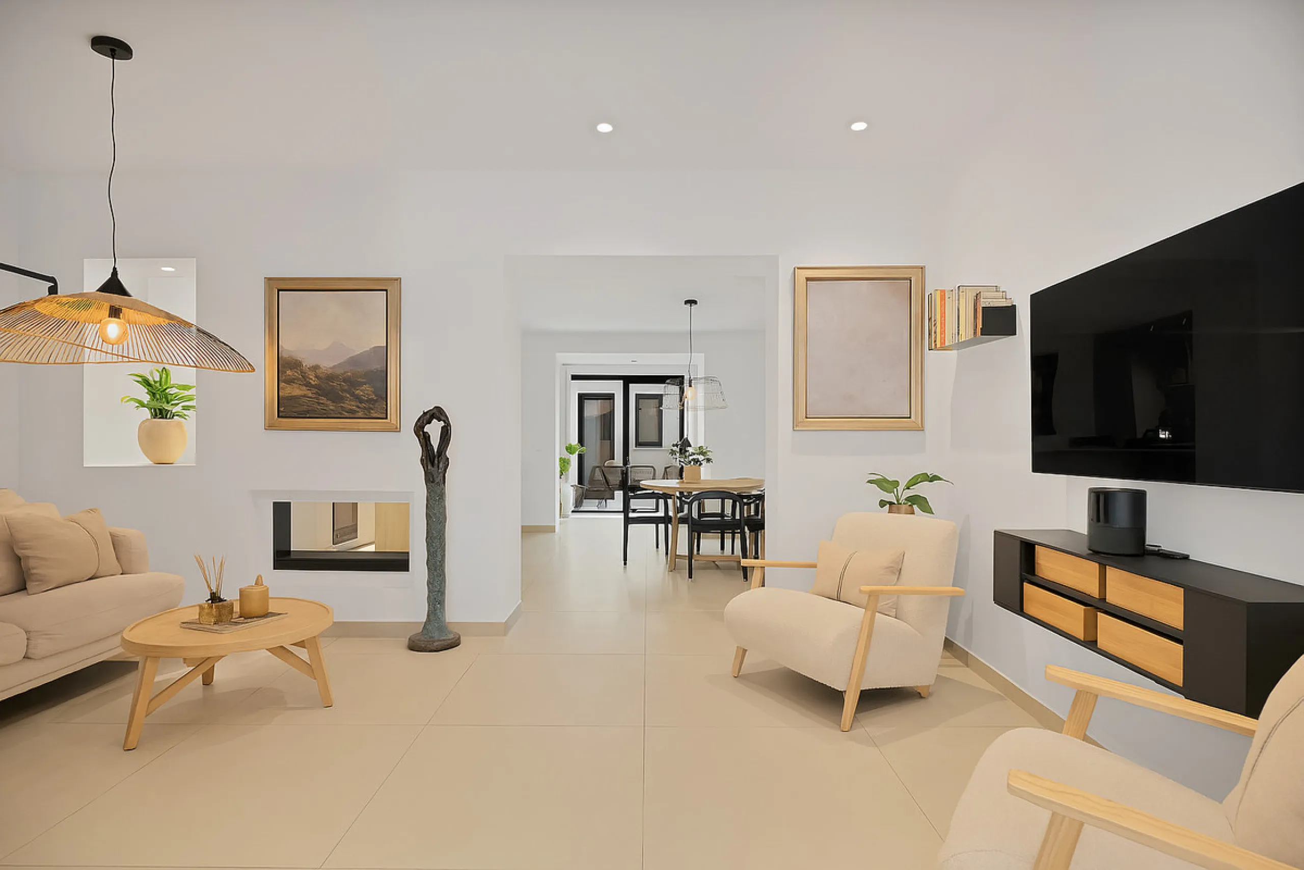 This newly refurbished apartment is located right in the heart of Estepona, in the charming historic town, full of pedestrian streets known for their colorful flower pots and poetry murals.