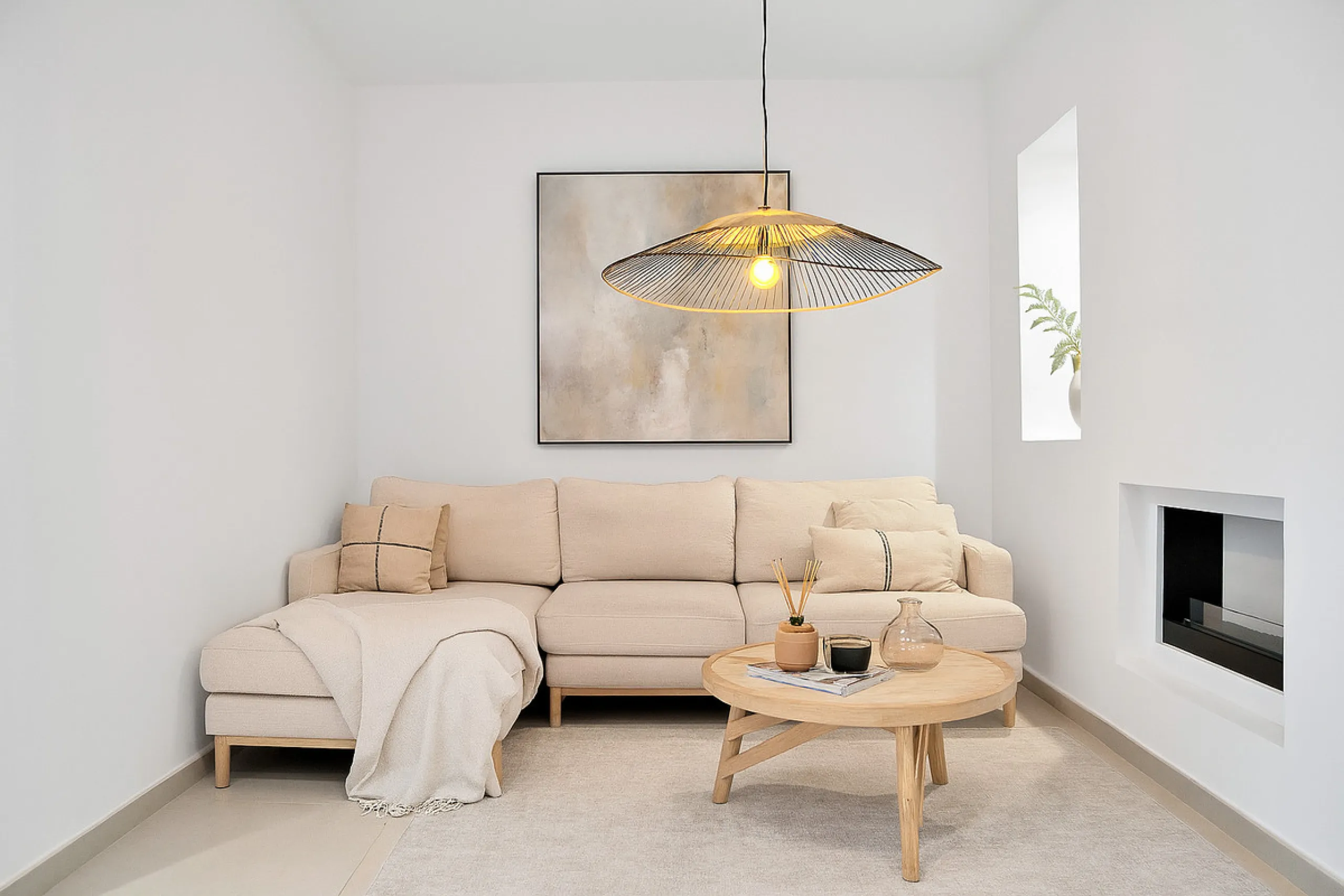 This newly refurbished apartment is located right in the heart of Estepona, in the charming historic town, full of pedestrian streets known for their colorful flower pots and poetry murals.