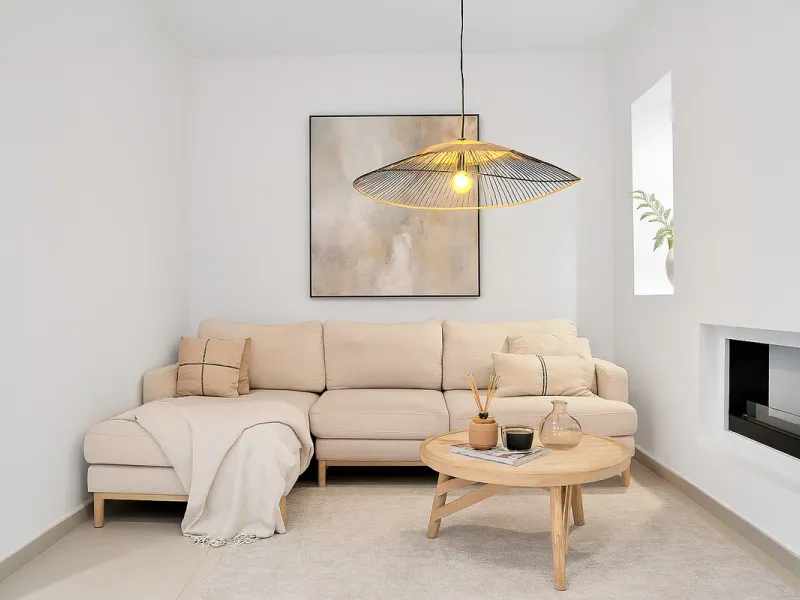 This newly refurbished apartment is located right in the heart of Estepona, in the charming historic town, full of pedestrian streets known for their colorful flower pots and poetry murals.