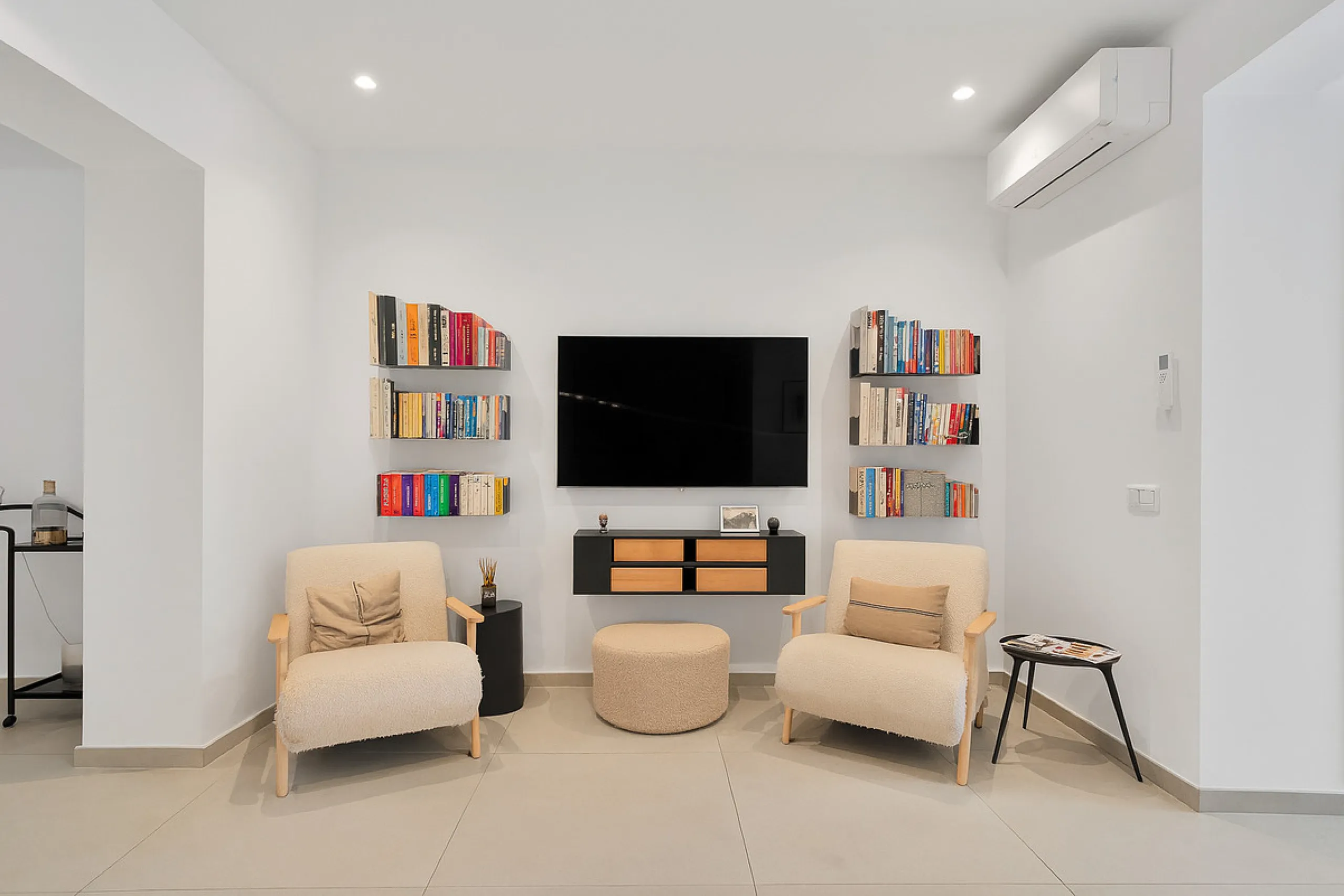 This newly refurbished apartment is located right in the heart of Estepona, in the charming historic town, full of pedestrian streets known for their colorful flower pots and poetry murals.