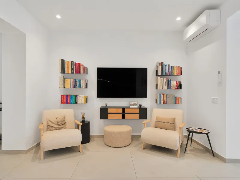 This newly refurbished apartment is located right in the heart of Estepona, in the charming historic town, full of pedestrian streets known for their colorful flower pots and poetry murals.