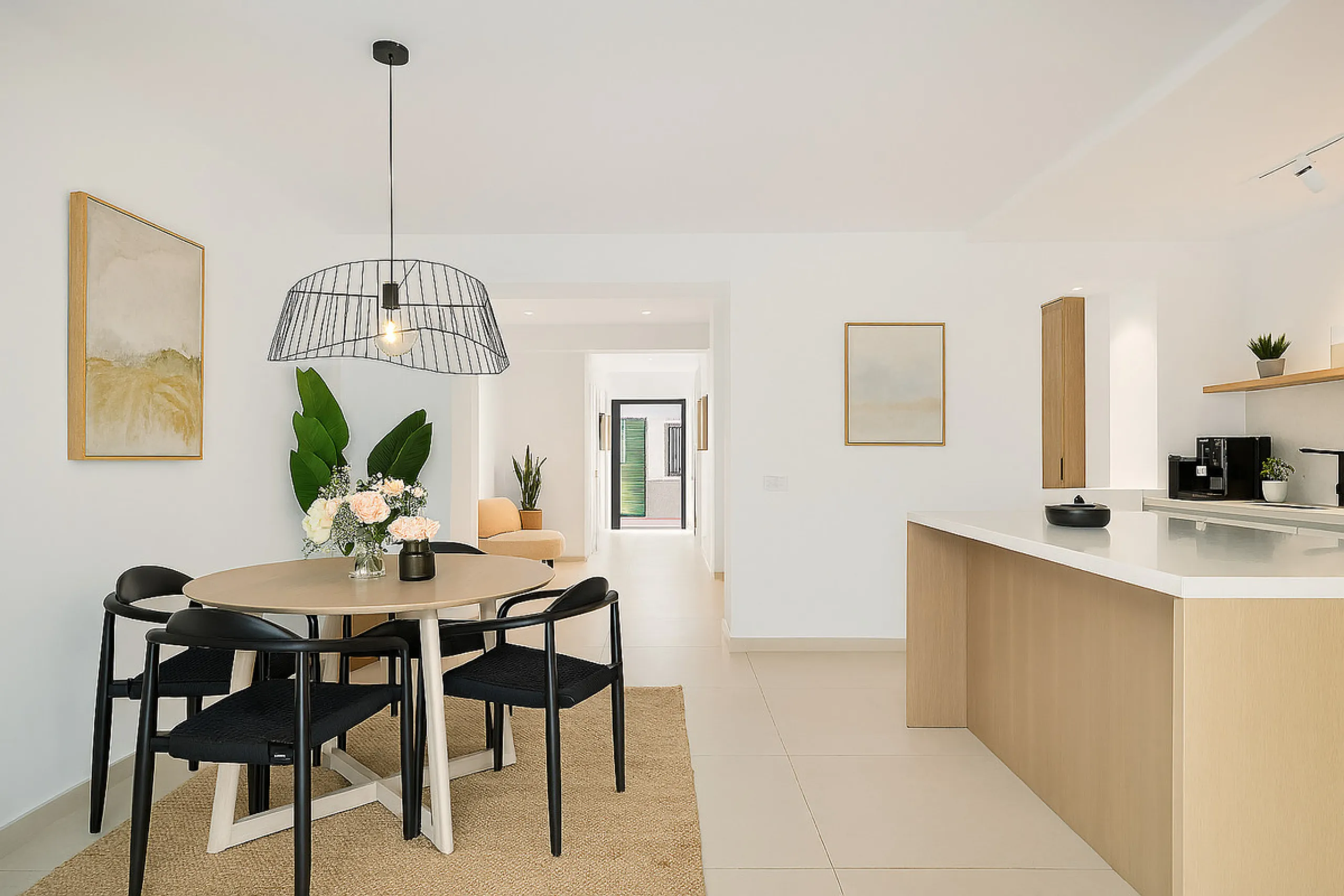This newly refurbished apartment is located right in the heart of Estepona, in the charming historic town, full of pedestrian streets known for their colorful flower pots and poetry murals.