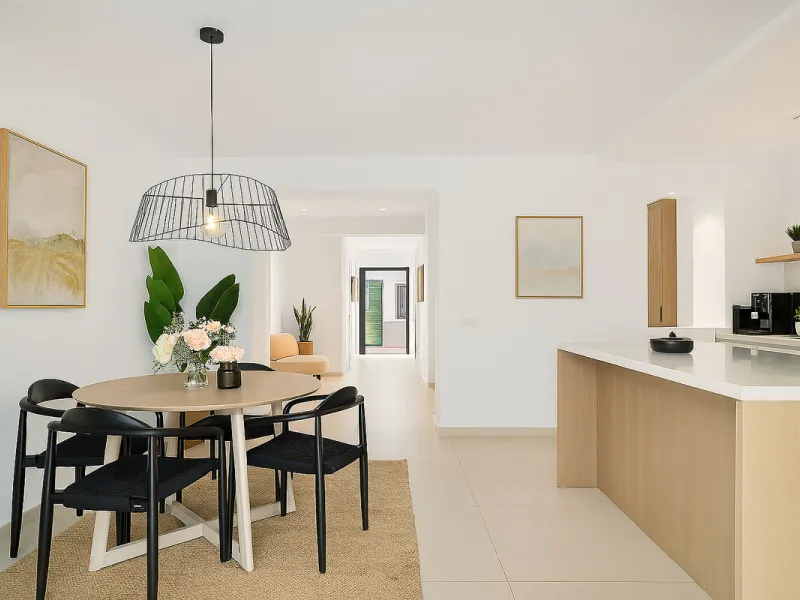 This newly refurbished apartment is located right in the heart of Estepona, in the charming historic town, full of pedestrian streets known for their colorful flower pots and poetry murals.