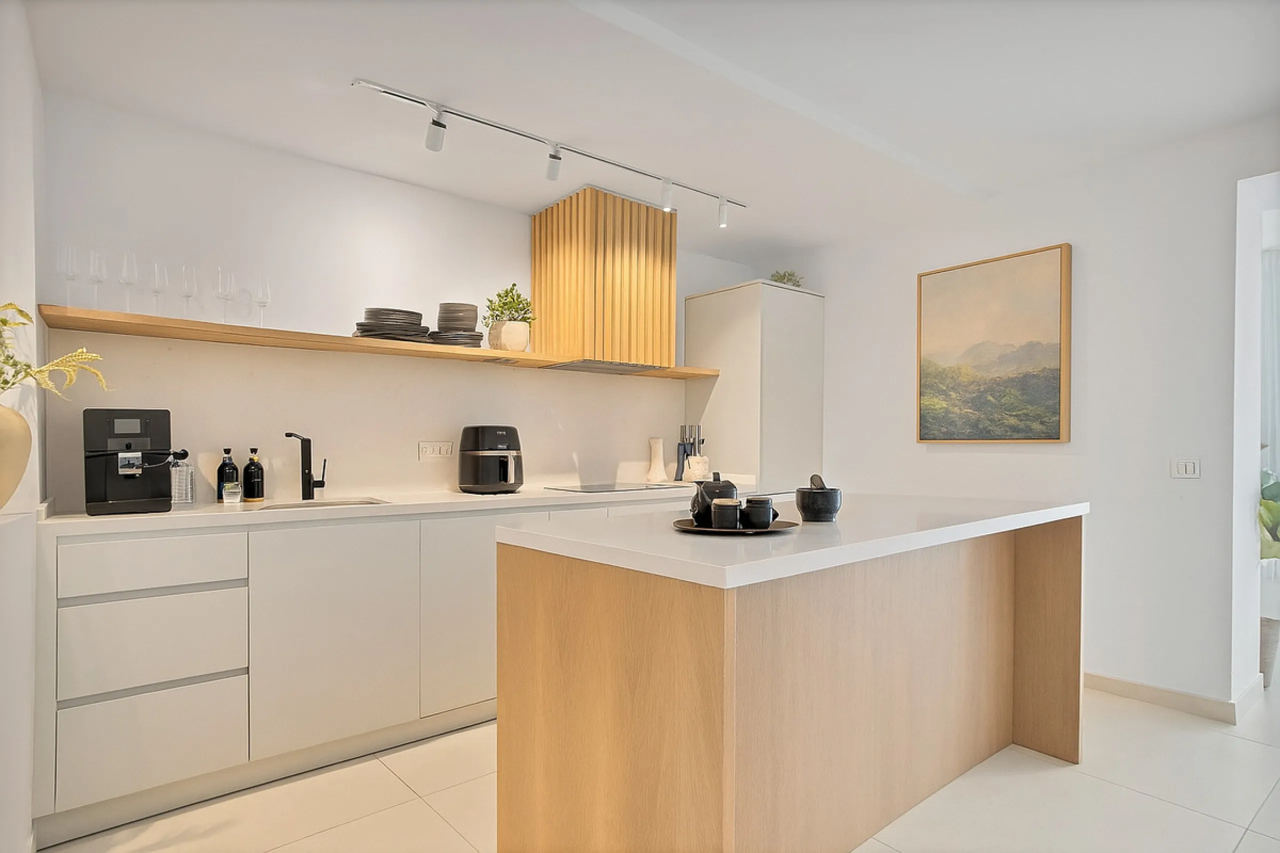This newly refurbished apartment is located right in the heart of Estepona, in the charming historic town, full of pedestrian streets known for their colorful flower pots and poetry murals.