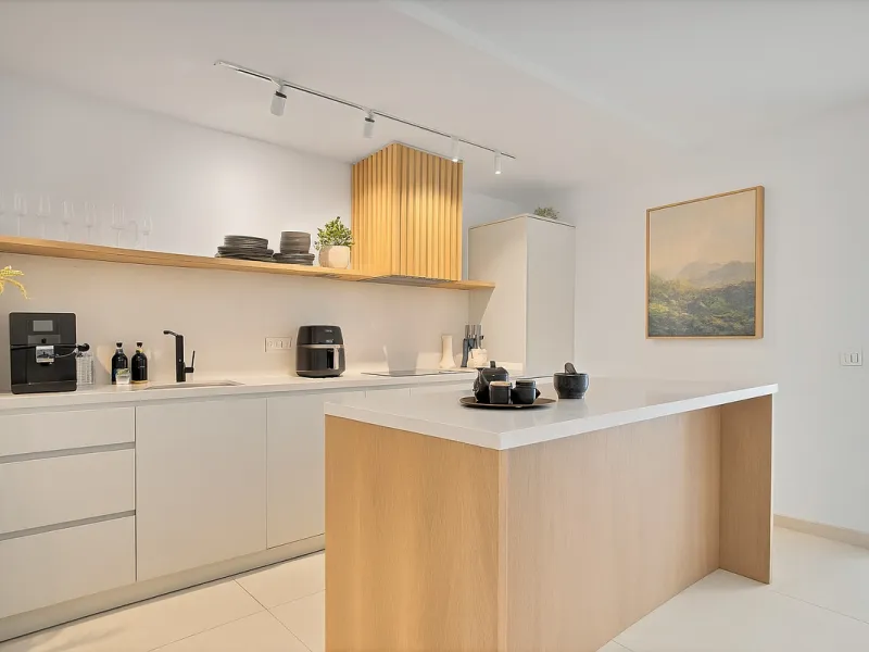 This newly refurbished apartment is located right in the heart of Estepona, in the charming historic town, full of pedestrian streets known for their colorful flower pots and poetry murals.