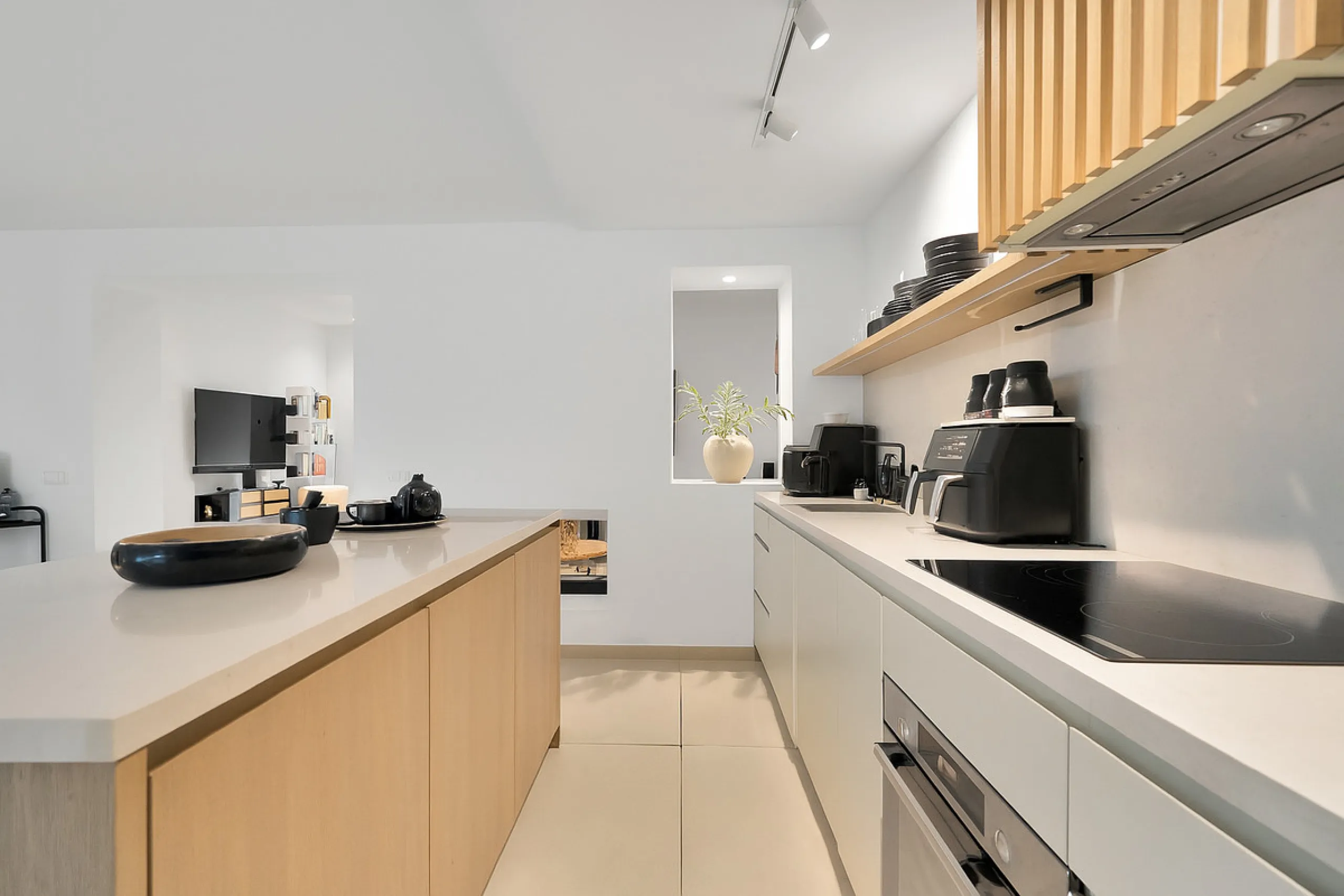 This newly refurbished apartment is located right in the heart of Estepona, in the charming historic town, full of pedestrian streets known for their colorful flower pots and poetry murals.