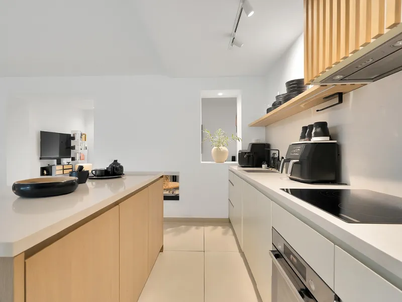 This newly refurbished apartment is located right in the heart of Estepona, in the charming historic town, full of pedestrian streets known for their colorful flower pots and poetry murals.