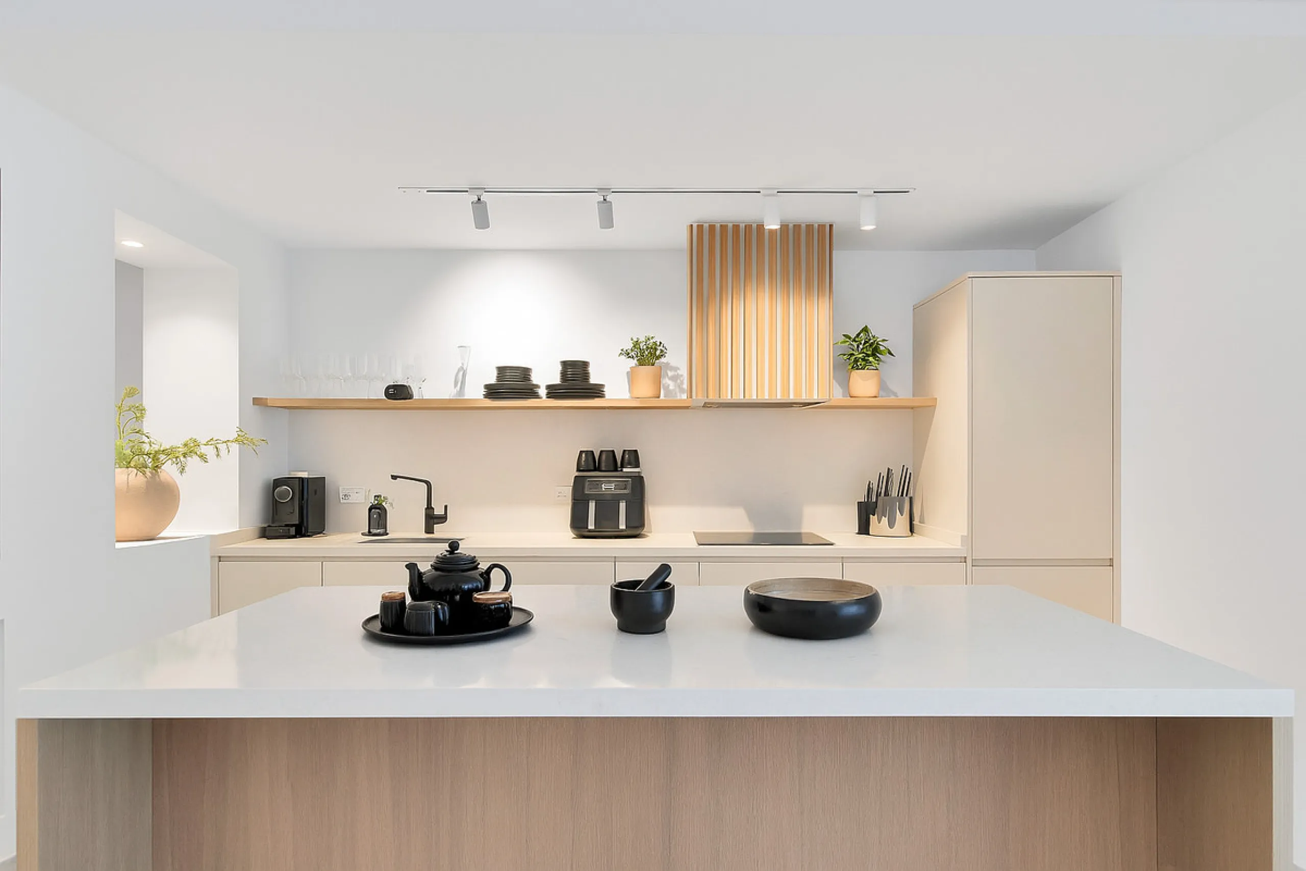 This newly refurbished apartment is located right in the heart of Estepona, in the charming historic town, full of pedestrian streets known for their colorful flower pots and poetry murals.