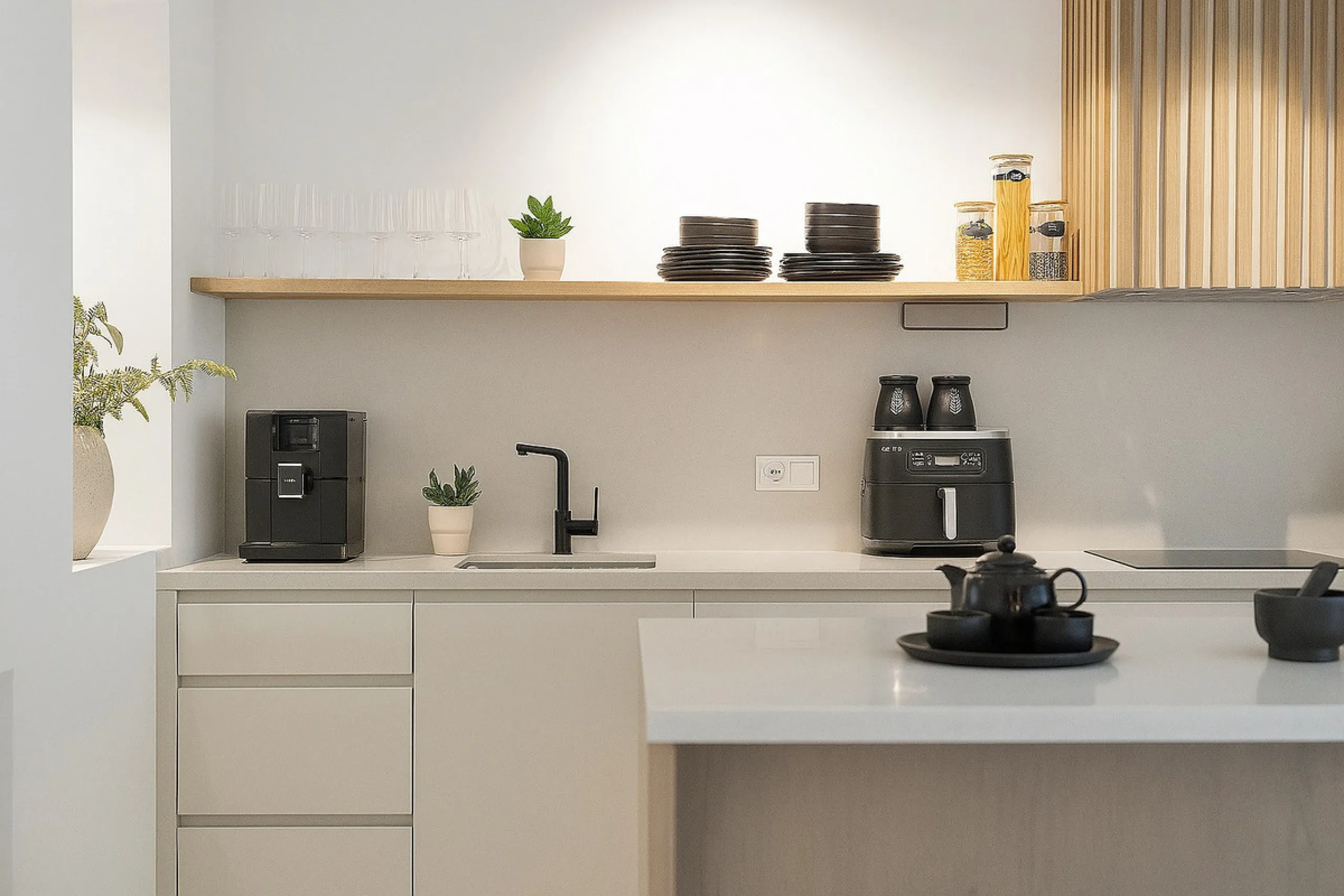 This newly refurbished apartment is located right in the heart of Estepona, in the charming historic town, full of pedestrian streets known for their colorful flower pots and poetry murals.