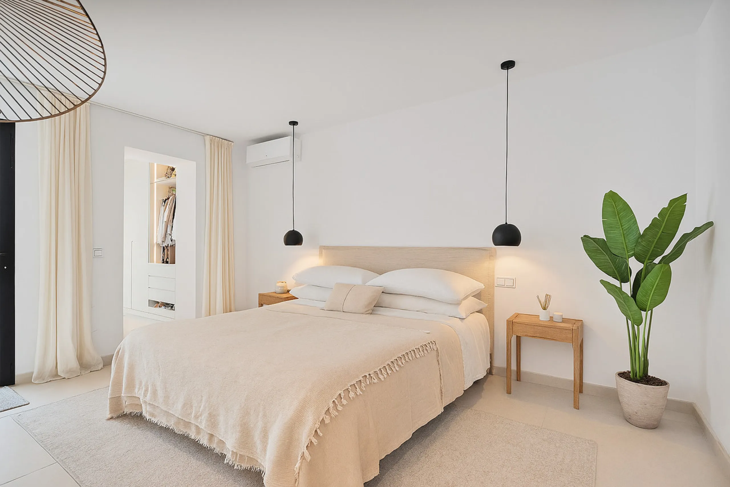 This newly refurbished apartment is located right in the heart of Estepona, in the charming historic town, full of pedestrian streets known for their colorful flower pots and poetry murals.