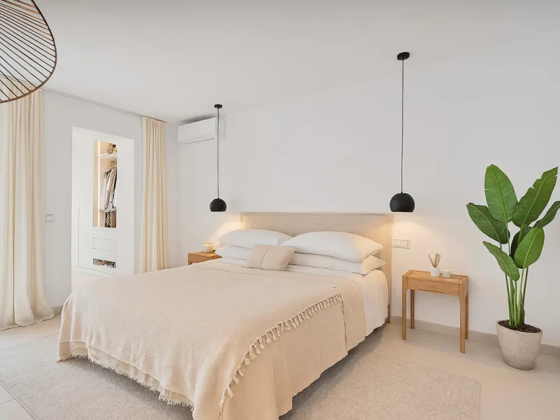 This newly refurbished apartment is located right in the heart of Estepona, in the charming historic town, full of pedestrian streets known for their colorful flower pots and poetry murals.