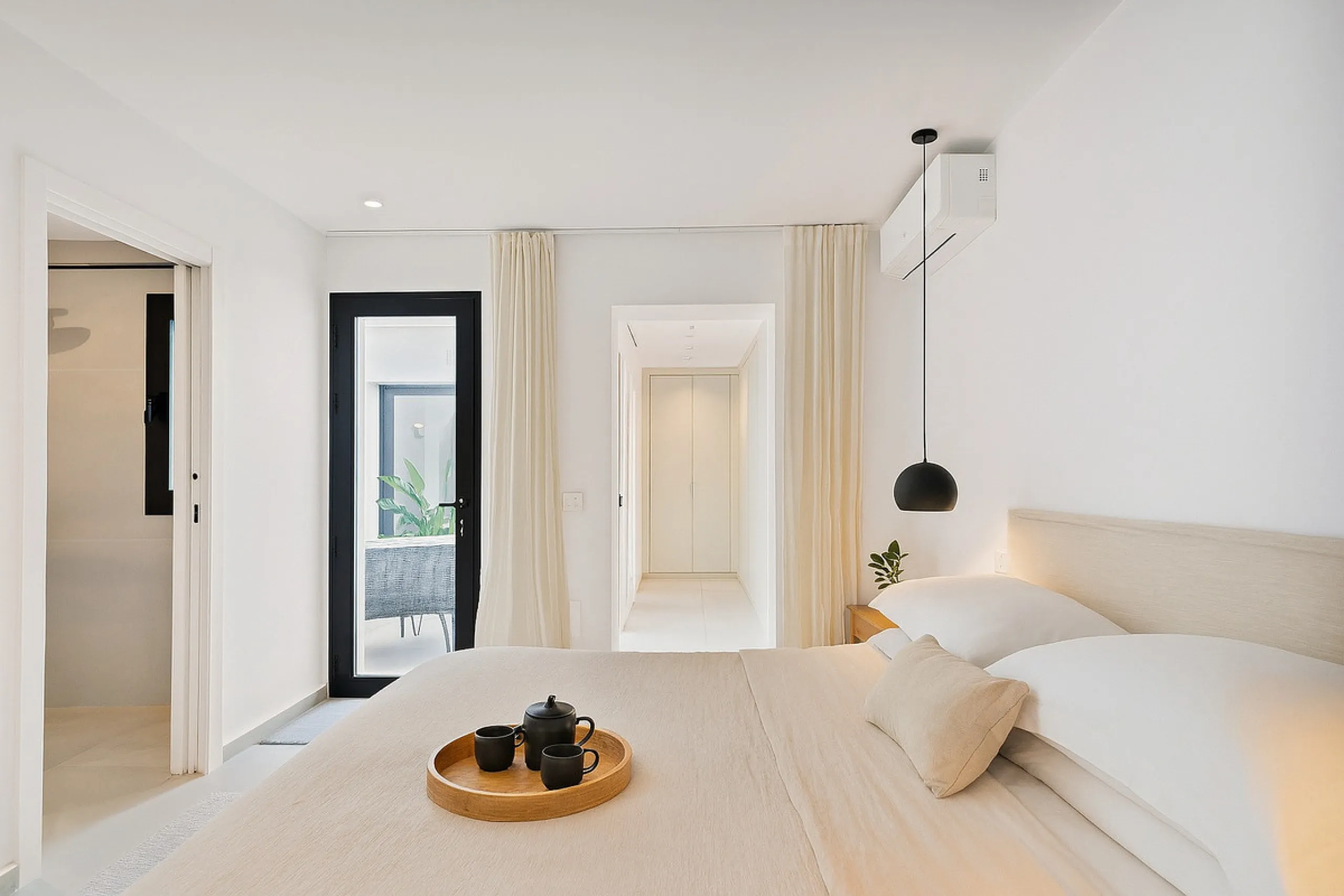 This newly refurbished apartment is located right in the heart of Estepona, in the charming historic town, full of pedestrian streets known for their colorful flower pots and poetry murals.