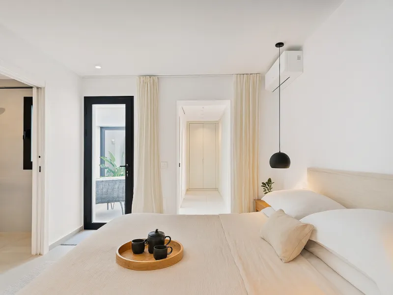 This newly refurbished apartment is located right in the heart of Estepona, in the charming historic town, full of pedestrian streets known for their colorful flower pots and poetry murals.