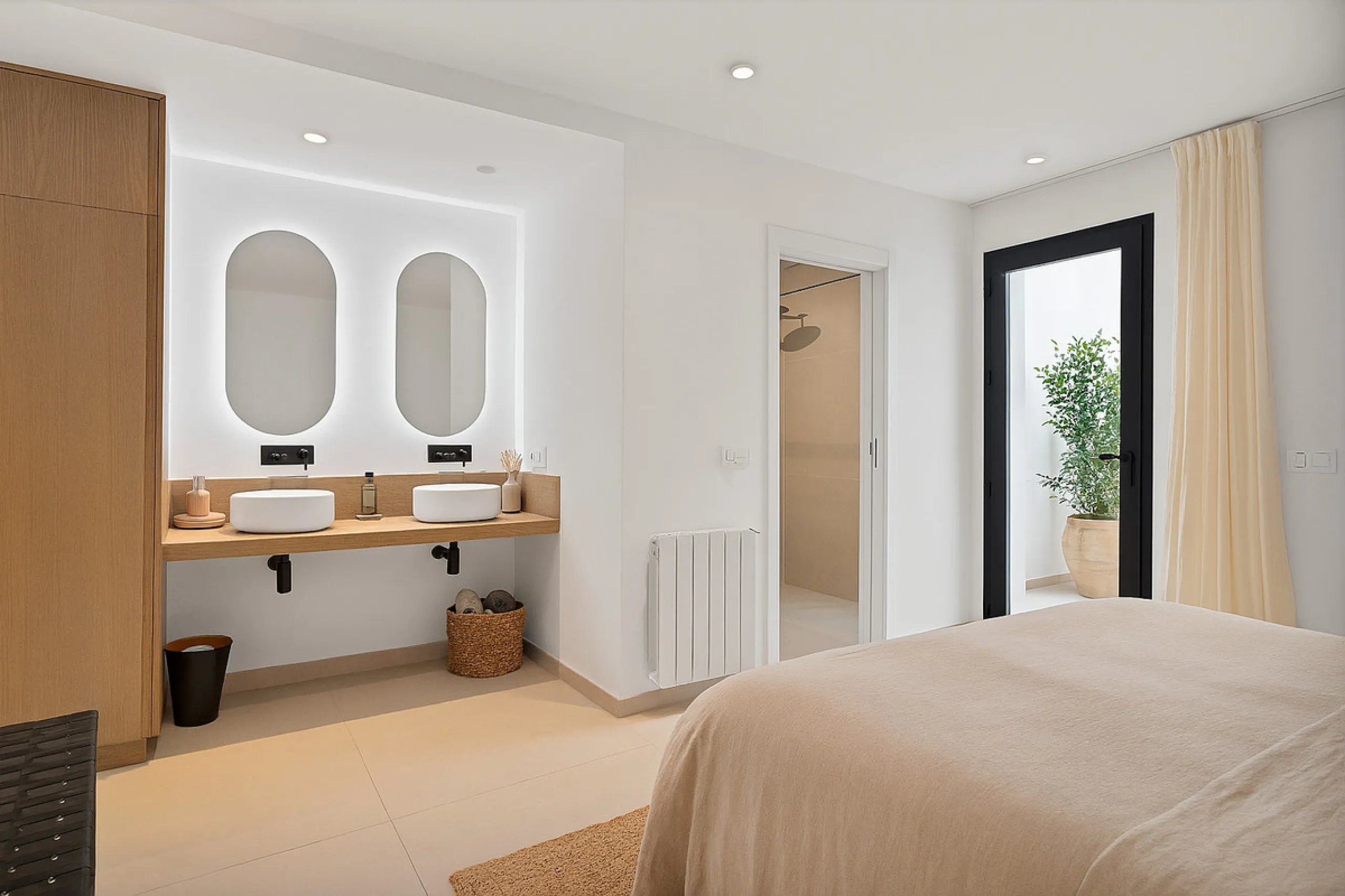 This newly refurbished apartment is located right in the heart of Estepona, in the charming historic town, full of pedestrian streets known for their colorful flower pots and poetry murals.