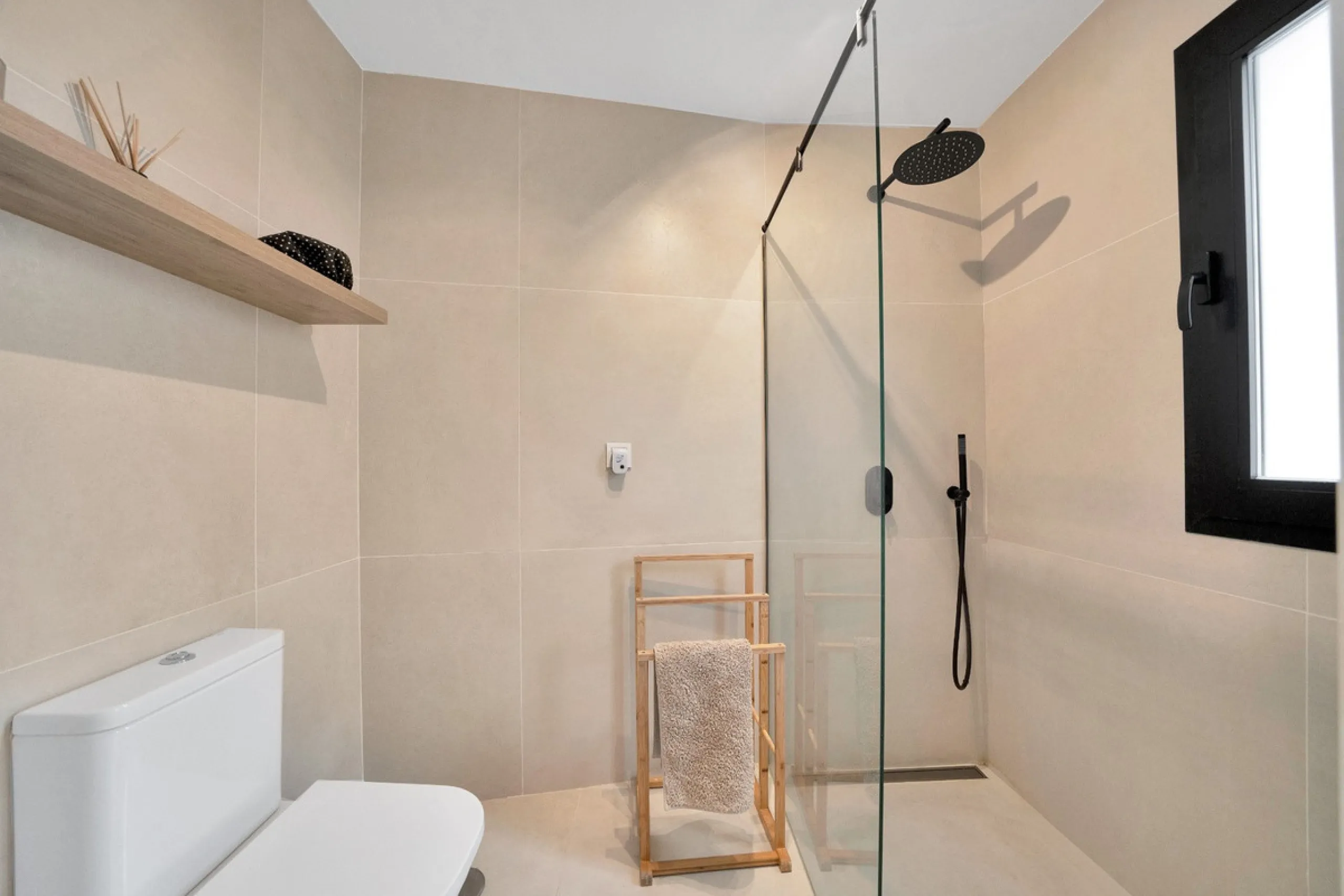 This newly refurbished apartment is located right in the heart of Estepona, in the charming historic town, full of pedestrian streets known for their colorful flower pots and poetry murals.