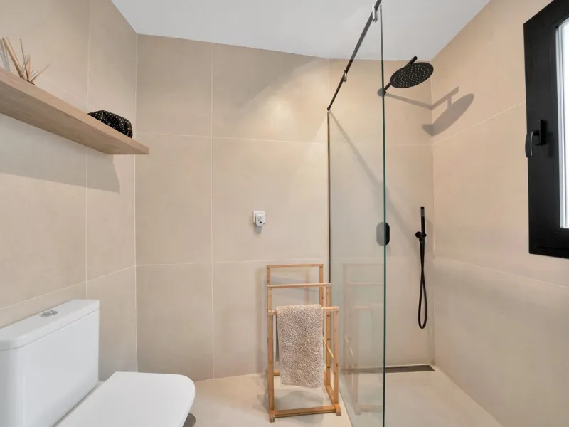 This newly refurbished apartment is located right in the heart of Estepona, in the charming historic town, full of pedestrian streets known for their colorful flower pots and poetry murals.
