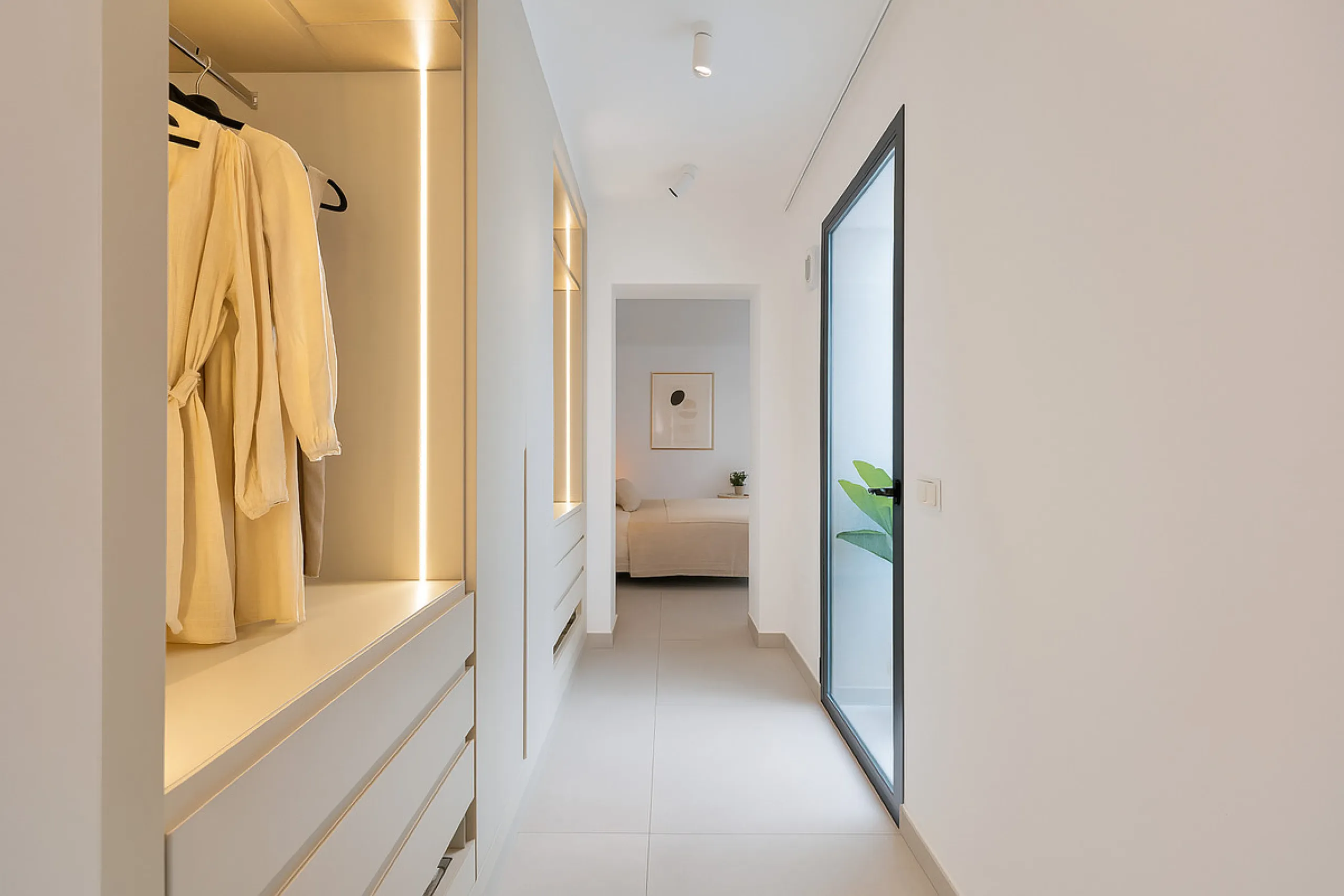This newly refurbished apartment is located right in the heart of Estepona, in the charming historic town, full of pedestrian streets known for their colorful flower pots and poetry murals.