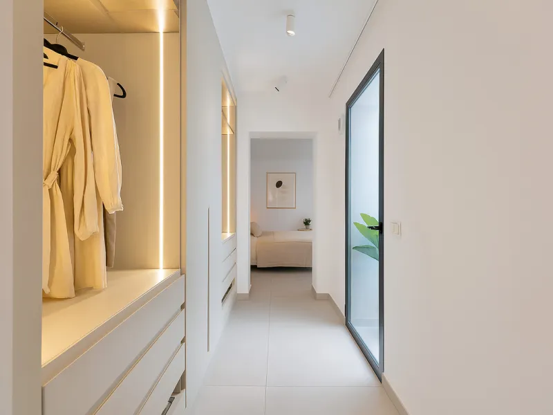 This newly refurbished apartment is located right in the heart of Estepona, in the charming historic town, full of pedestrian streets known for their colorful flower pots and poetry murals.